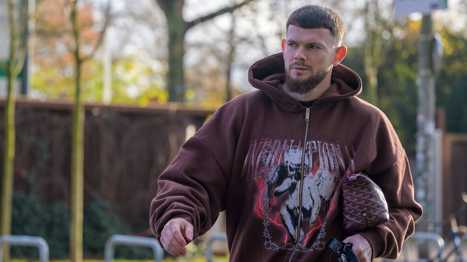 Oliver Burke bei Ankunft zum Werder-Training (Archivbild): Der 27-Jährige ist großer Fashion-Fan.