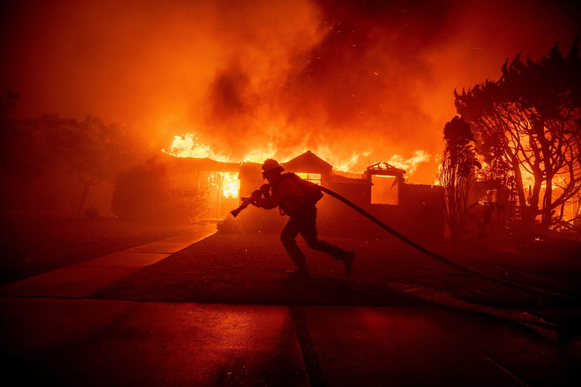 Ein Feuerwehrmann kämpft gegen die Feuer: Noch immer lodern die Flammen in Los Angeles.