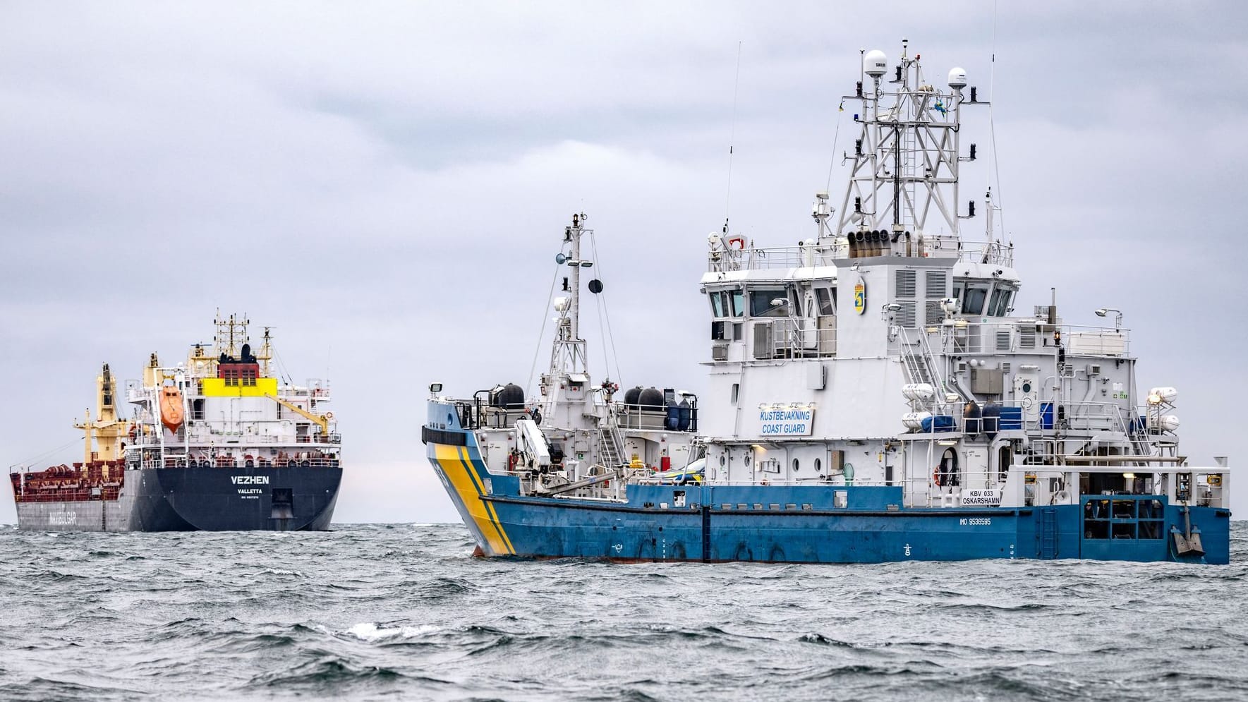 Die schwedische Küstenwache eskortiert den Tanker Vezhen: Das Schiff soll den Schaden verursacht haben.