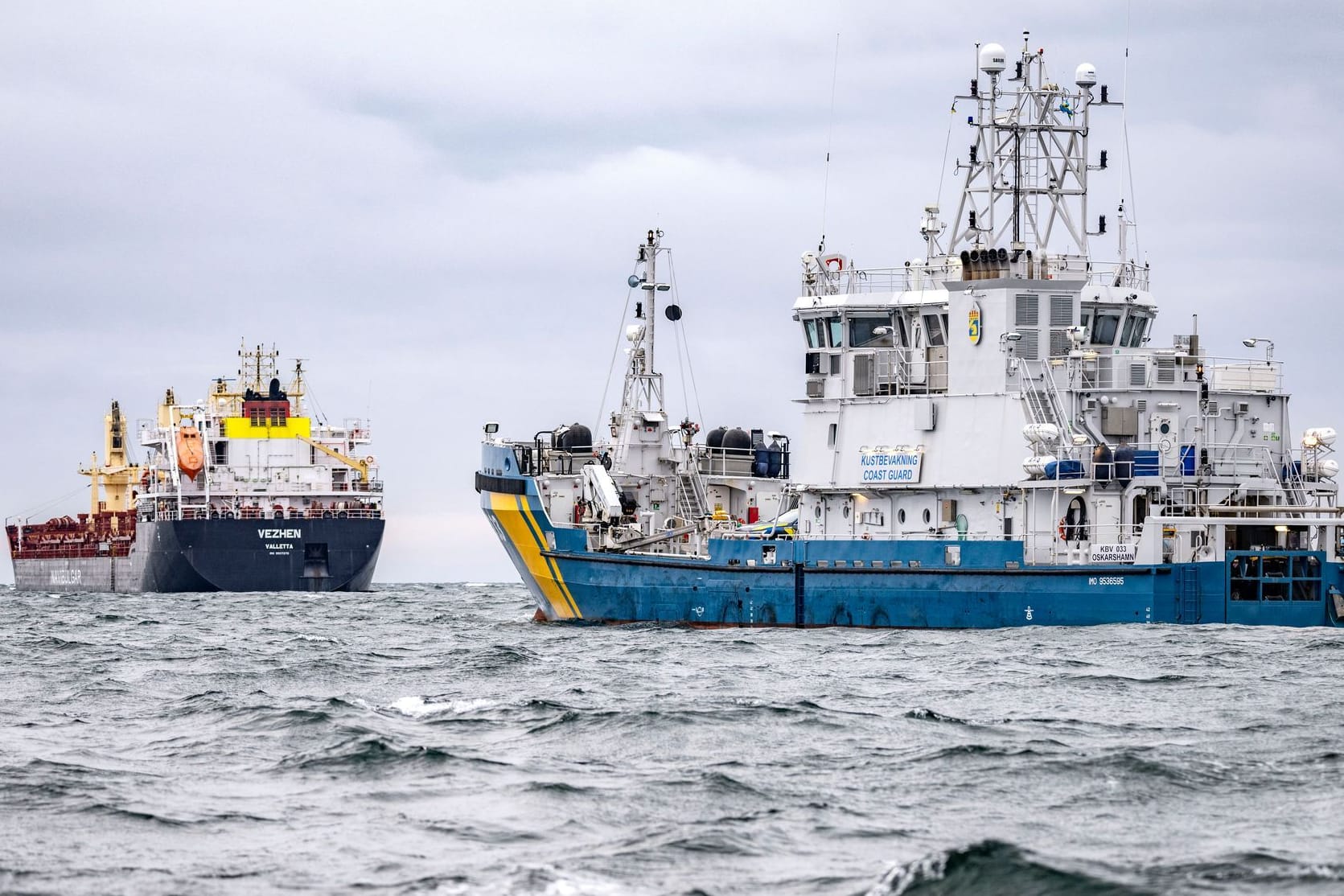 Die schwedische Küstenwache eskortiert den Tanker Vezhen: Das Schiff soll den Schaden verursacht haben.