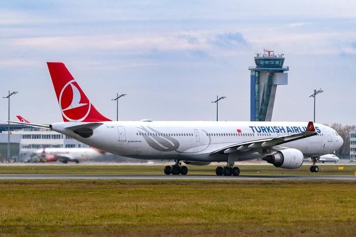 Ein Airbus A330 vor dem Tower in Nürnberg (Archivbild): Mit einer solchen Maschine kommt Turkish Airlines bald wieder.