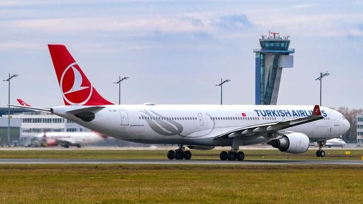 Ein Airbus A330 vor dem Tower in Nürnberg (Archivbild): Mit einer solchen Maschine kommt Turkish Airlines bald wieder.