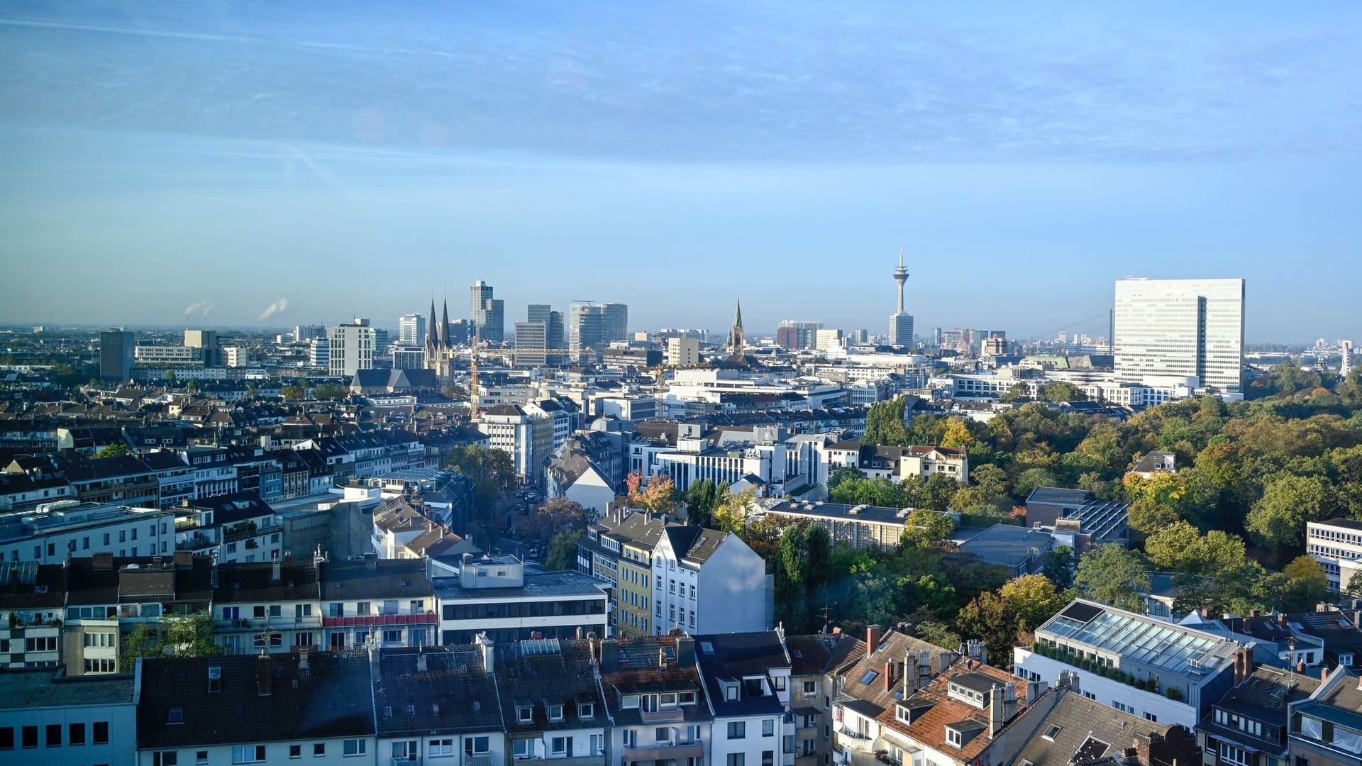 Blick über Düsseldorf: Im Metropolen-Vergleich tun sich besonders die Städte im Rheinland hervor.