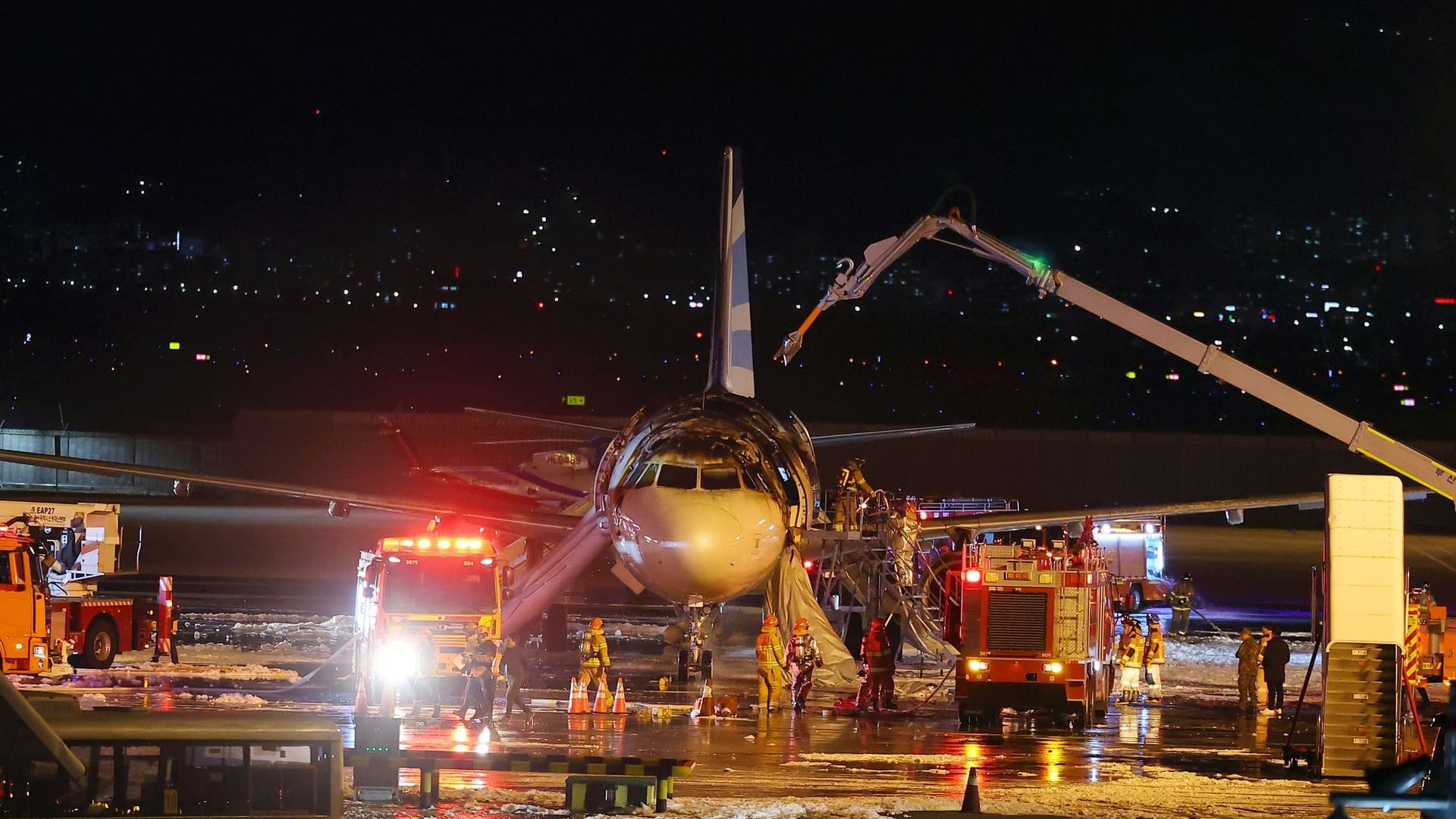 Flugzeug im südkoreanischen Busan geht in Flammen auf