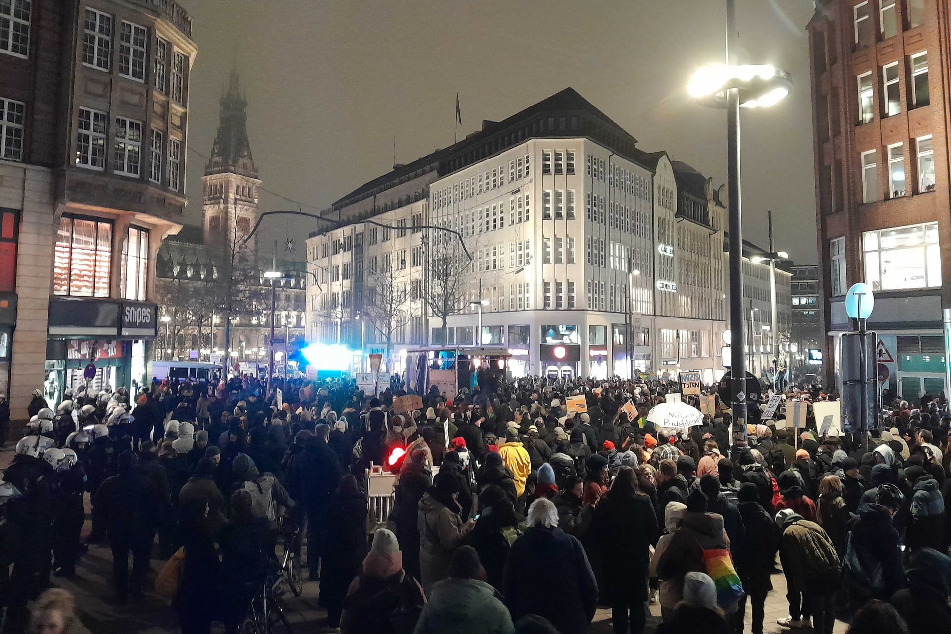 Abschlusskundgebung einer Demo in Hamburg gegen den Besuch der AfD-Kanzlerkandidatin Alice Weidel: Die Polizei spricht von einer entspannten Lage.