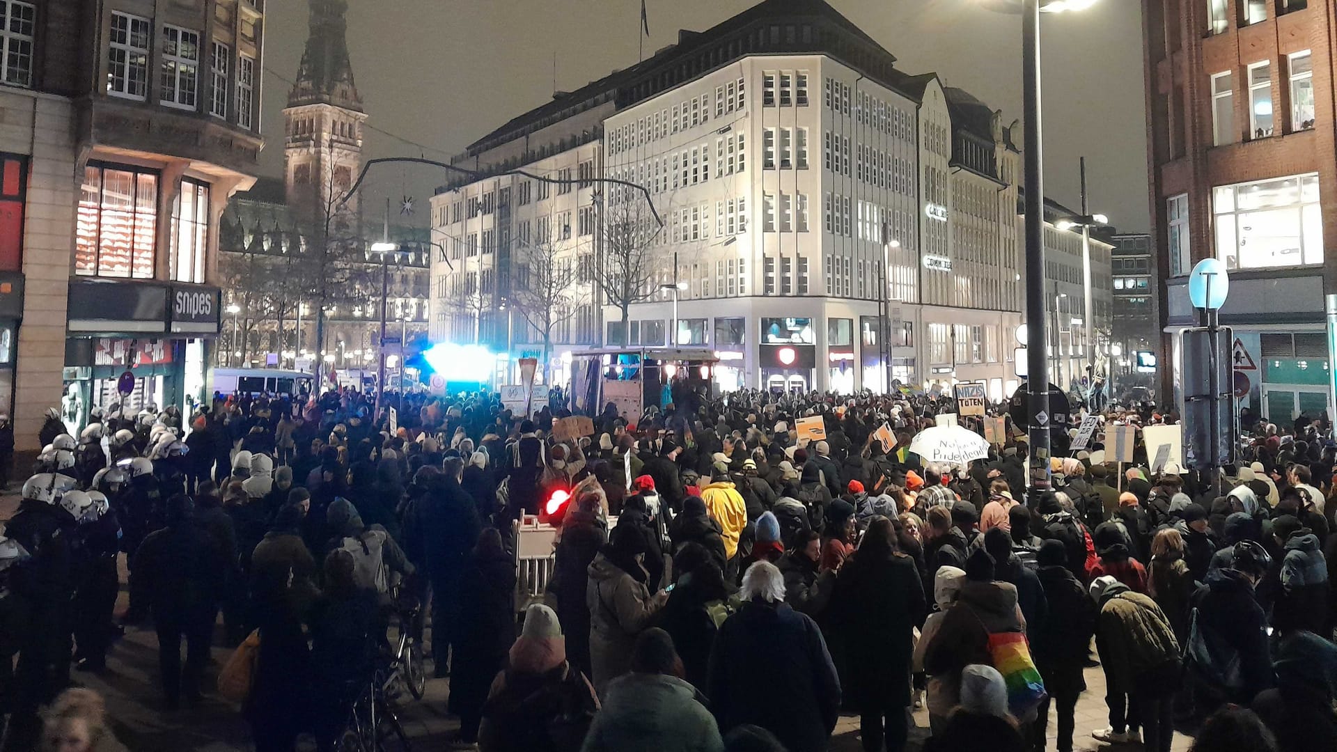 Abschlusskundgebung einer Demo in Hamburg gegen den Besuch der AfD-Kanzlerkandidatin Alice Weidel: Die Polizei spricht von einer entspannten Lage.