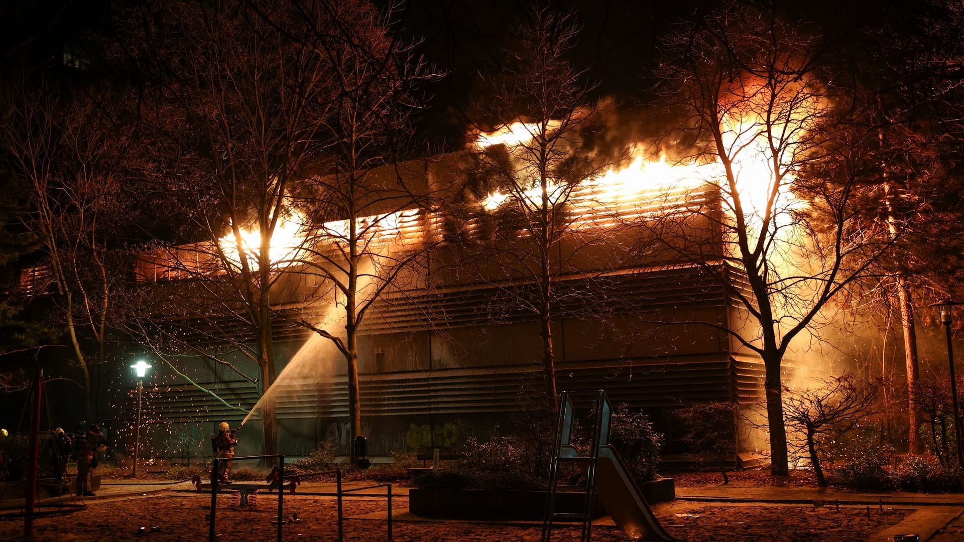 Feuerwehrleute im Kampf gegen die Flammen auf einem brennenden Parkdeck in Kreuzberg.