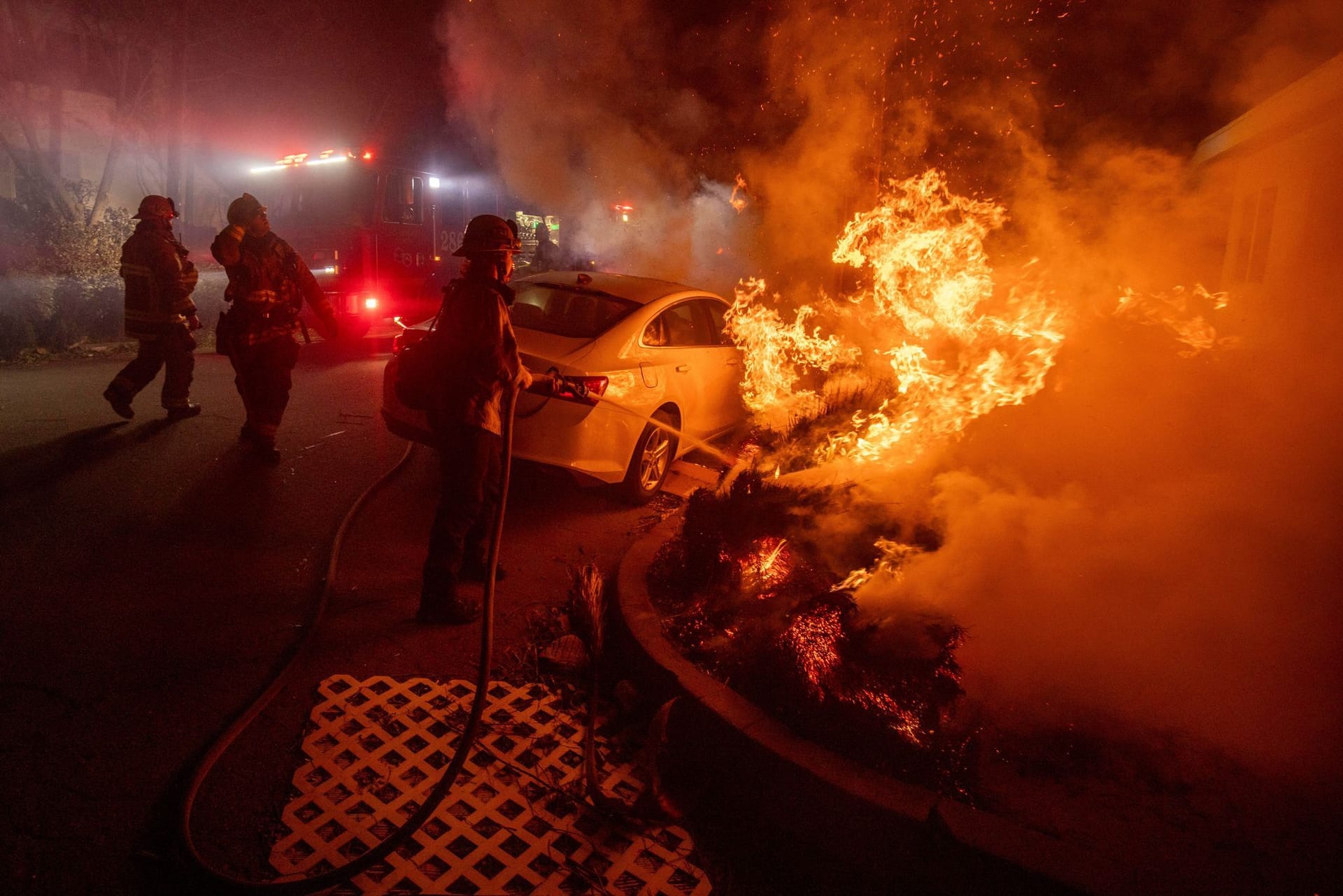 Altadena: Auch hier kämpfen die Feuerwehrleute gegen die Flammen.