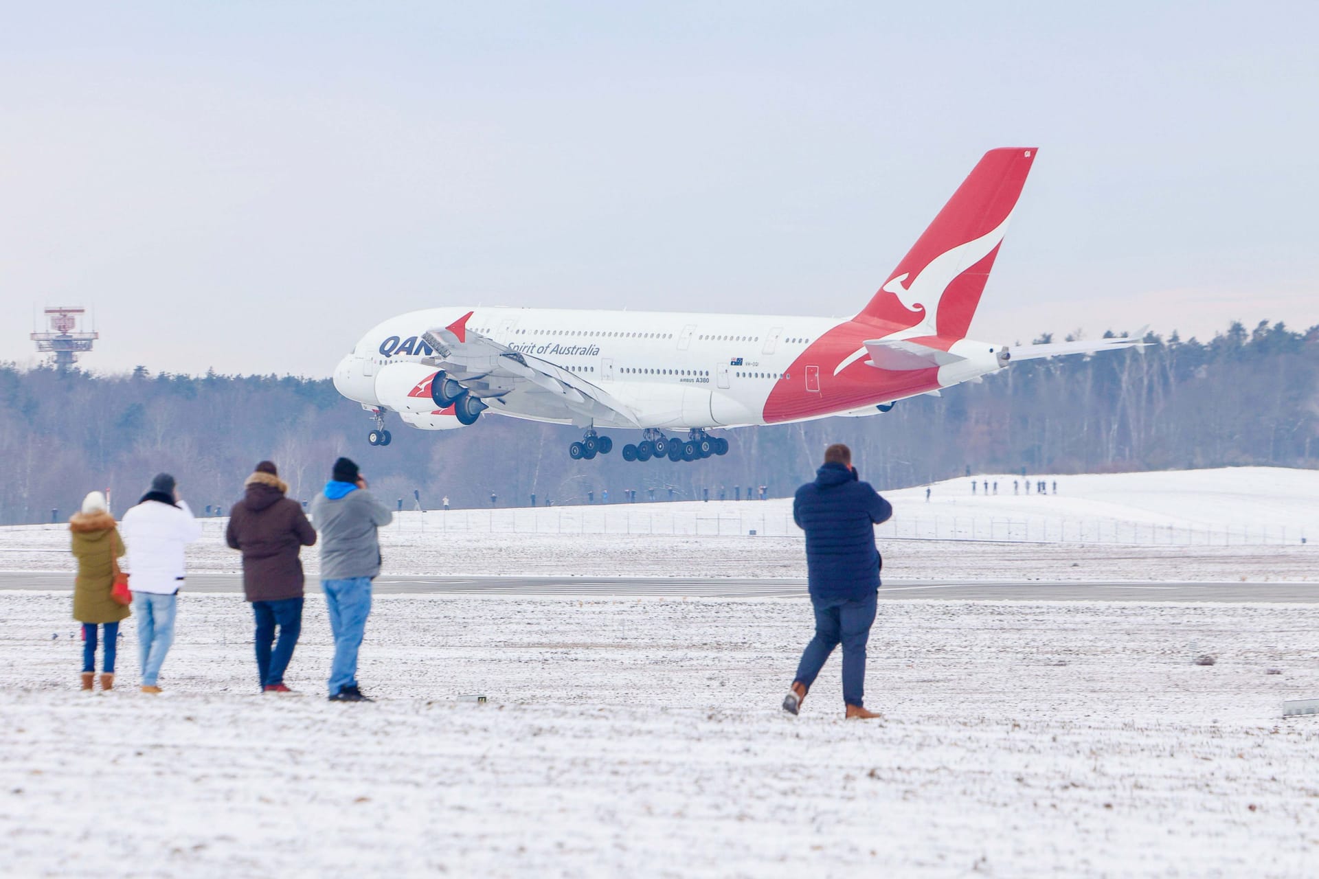 Ein Airbus A380 der australischen Airline Qantas ist gegen 9.30 Uhr gelandet: Mehrere Flugzeuge des Typs sollen in den kommenden Monaten in Dresden landen.