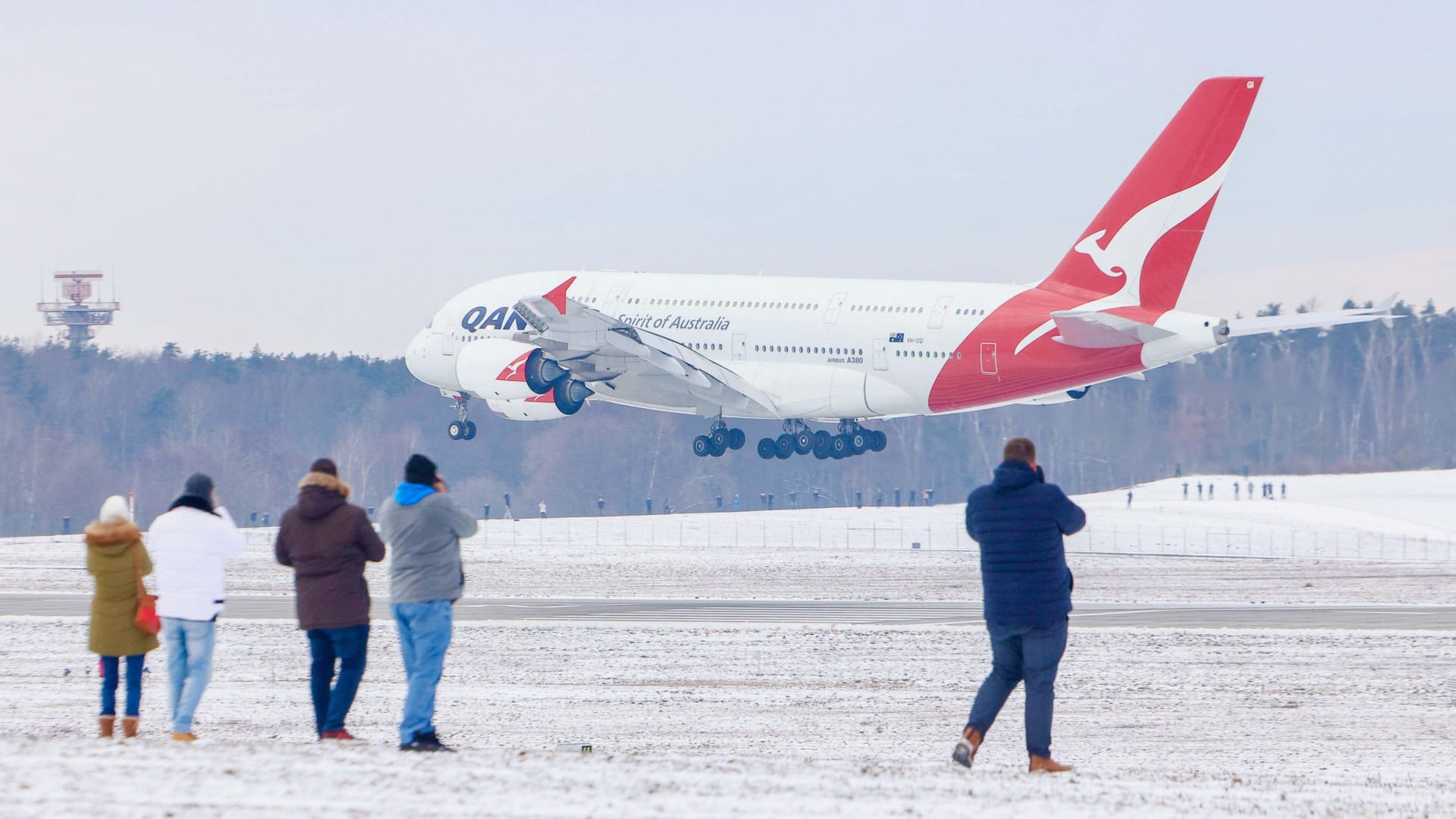 Ein Airbus A380 der australischen Airline Qantas ist gegen 9.30 Uhr gelandet: Mehrere Flugzeuge des Typs sollen in den kommenden Monaten in Dresden landen.