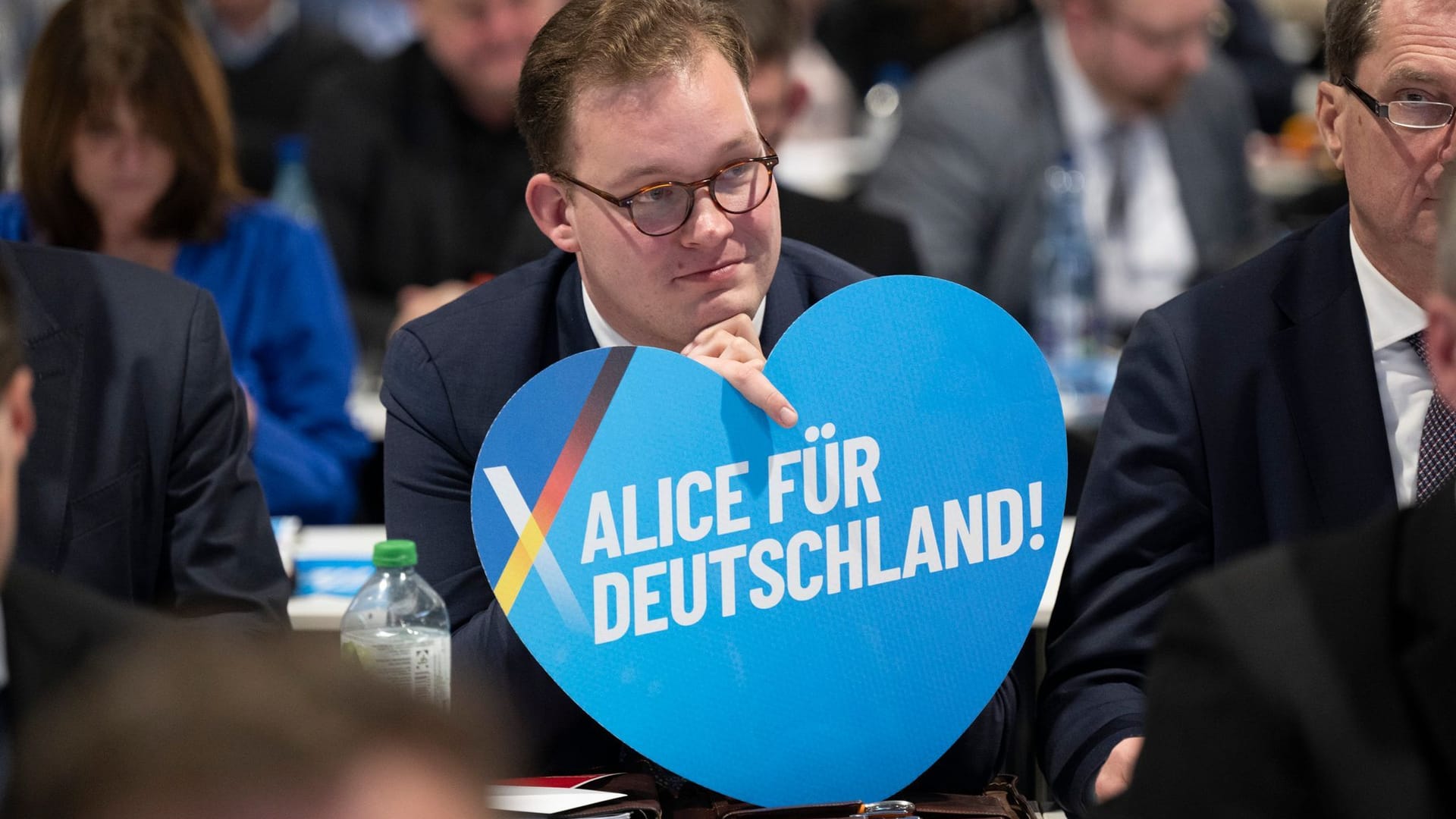 Der neue Weidel-Werbeslogan "Alice für Deutschland" beim Parteitag in Riesa: Inspiriert von Höcke und Hitlers SA.