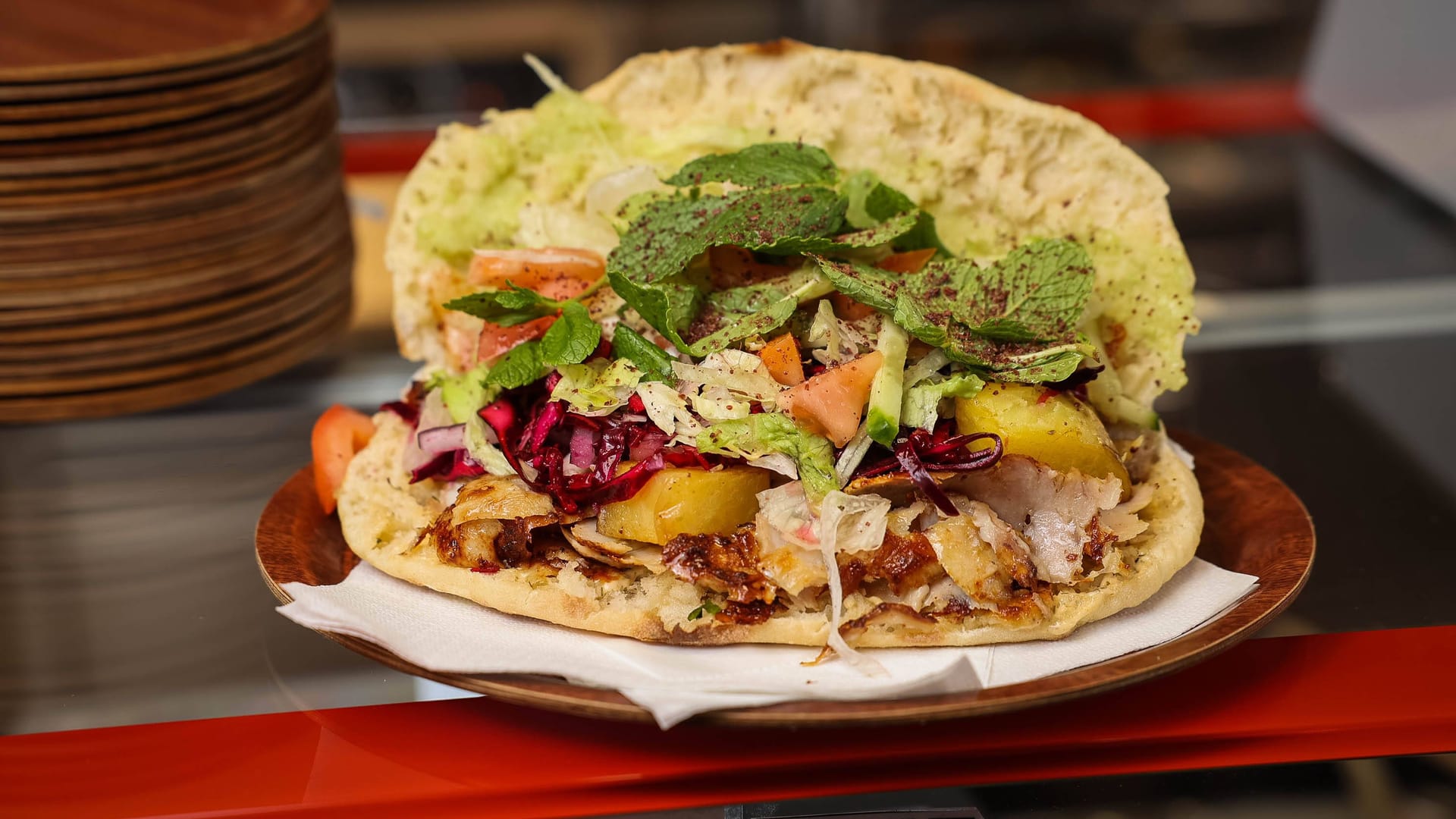 Döner (Symbolfoto): In Bayern gab ein Mann sein Smartphone her, um sich einen Snack leisten zu können.