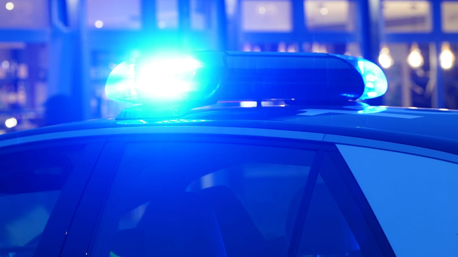 Ein Streifenwagen der Polizei mit eingeschaltetem Blaulicht