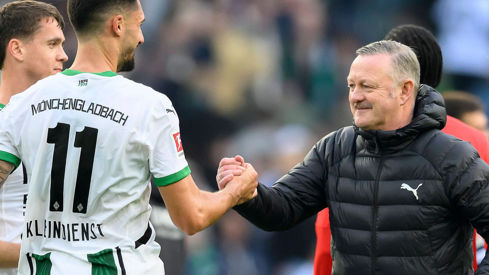 Tim Kleindienst klatscht mit Roland Virkus ab (r.): Der Sportdirektor bleibt noch länger bei der Borussia.