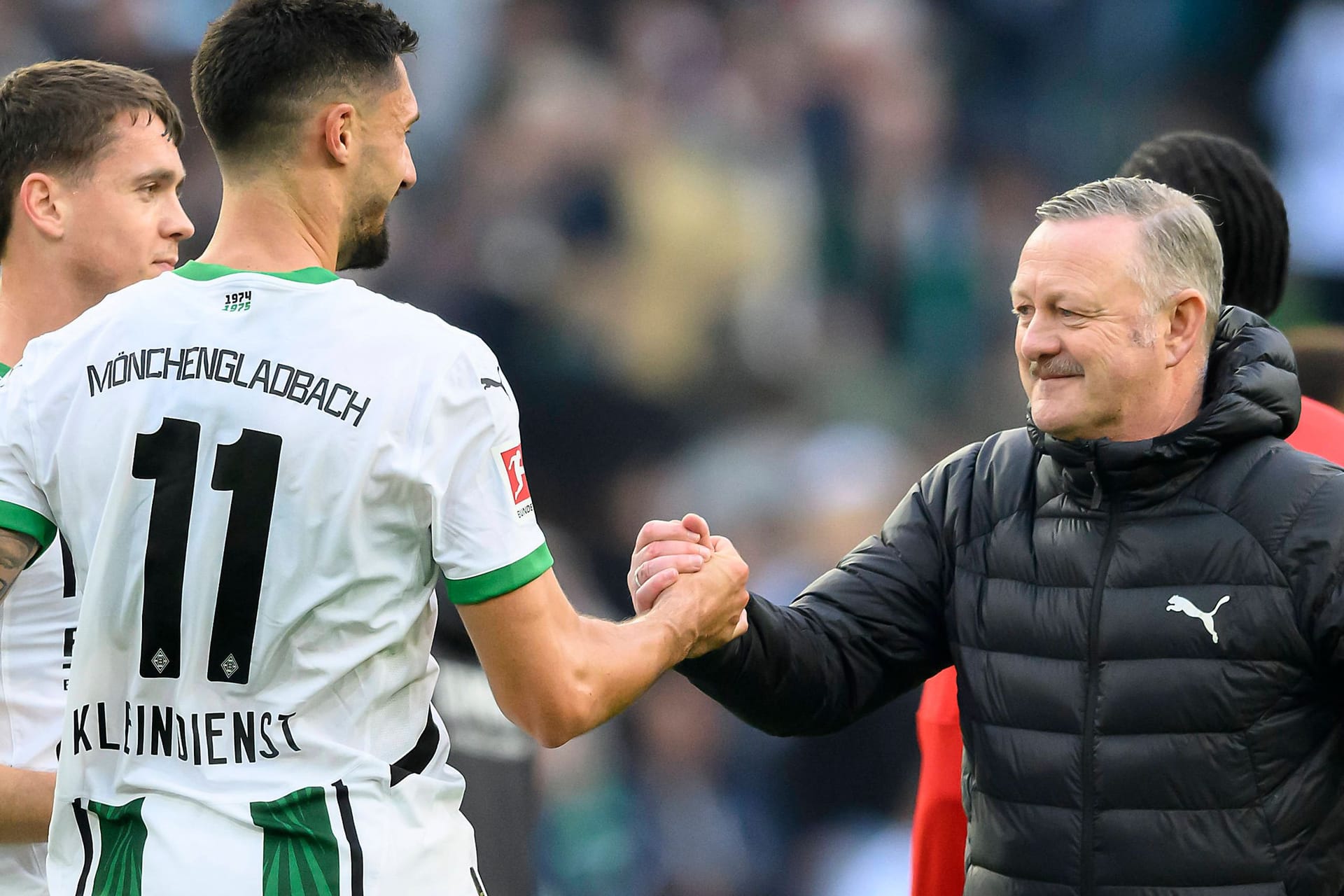 Tim Kleindienst klatscht mit Roland Virkus ab (r.): Der Sportdirektor bleibt noch länger bei der Borussia.