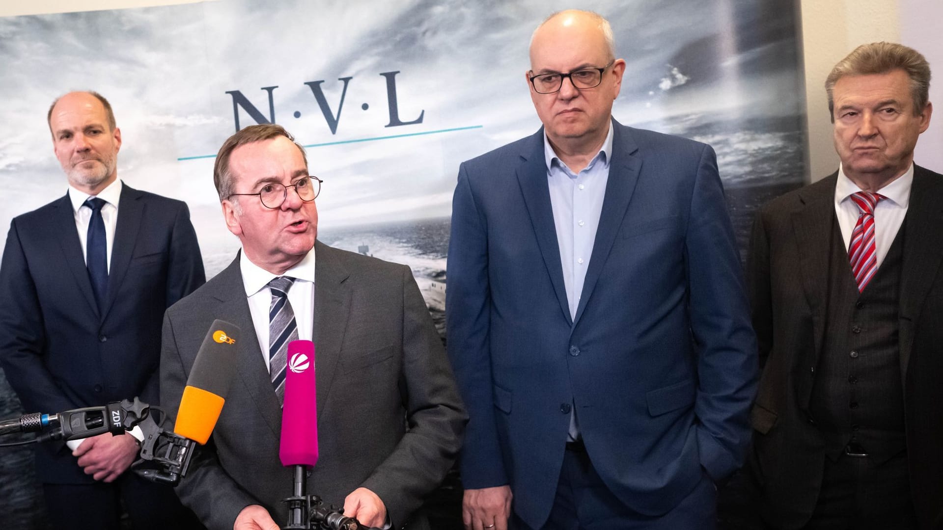 Tim Wagner, Vorstandsvorsitzender der NVL Group, Verteidigungsminister Boris Pistorius, Bremens Bürgermeister Andreas Bovenschulte und Friedrich Lürßen bei einem Pressestatement.