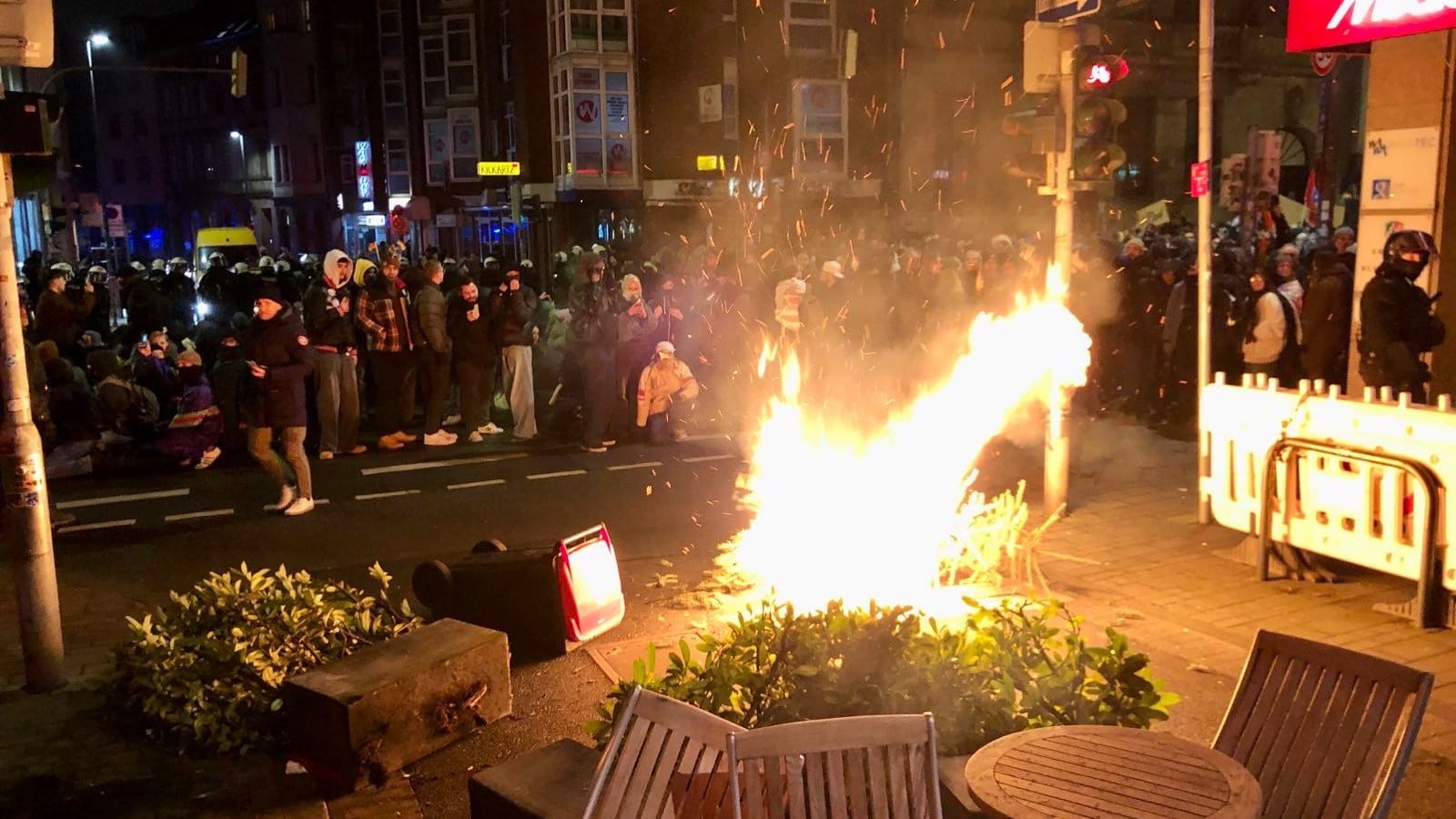 Auf der Höhe des alten Gravis brennen einige Gegenstände: Auch das soll als Blockade dienen.