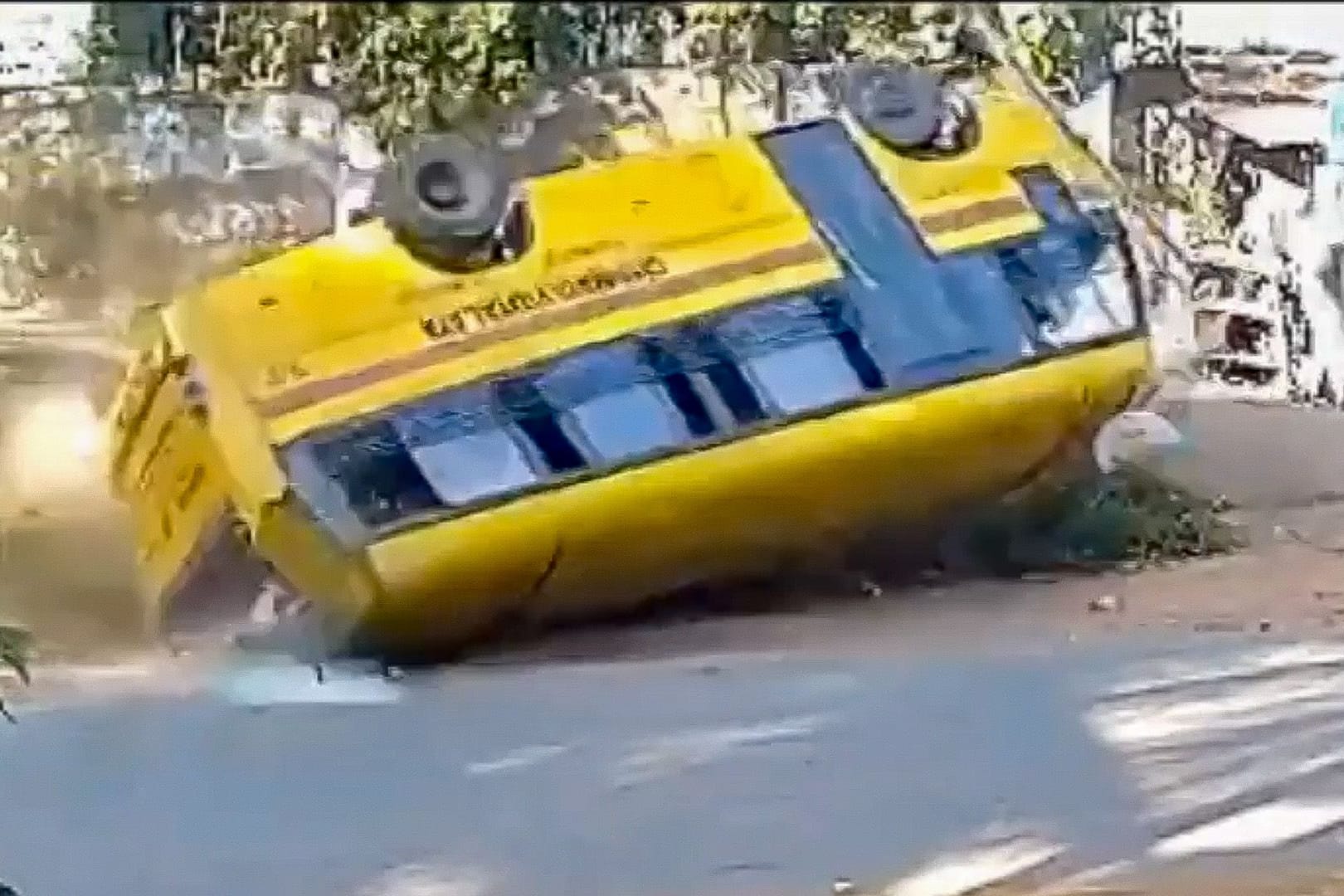 In der indischen Stadt Kannur hat sich ein Bus überschlagen.