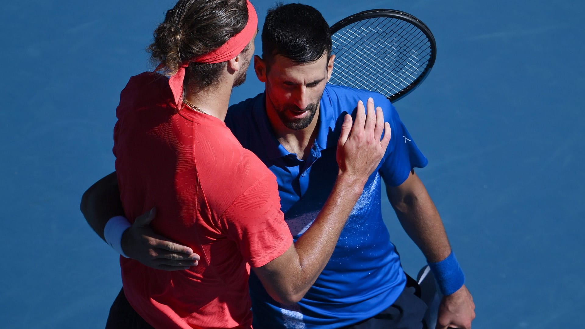 Alexander Zverev (l.) und Novak Djokovic: Der Serbe musste im Halbfinale der Australian Open aufgeben.