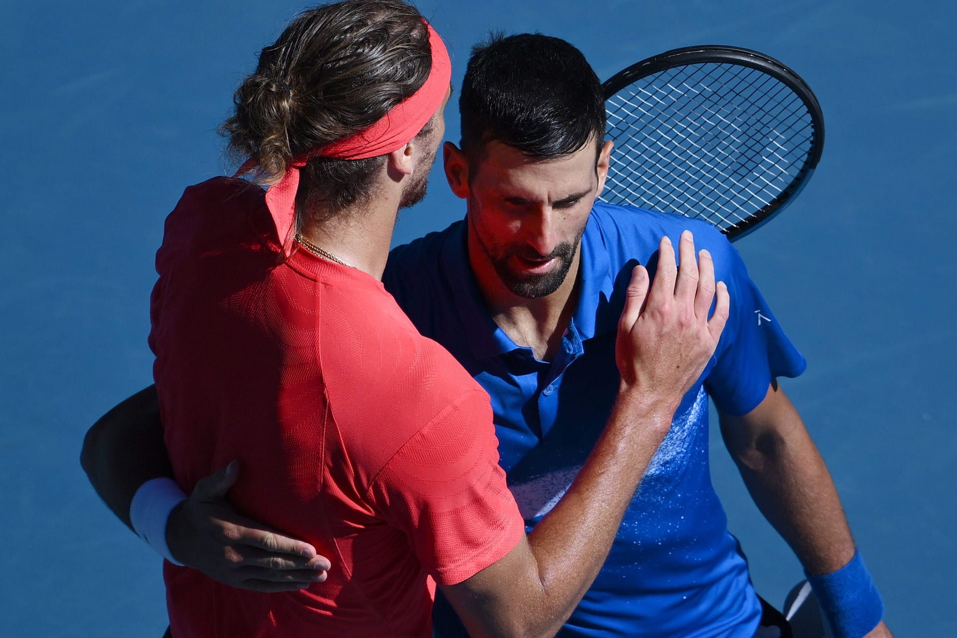 Alexander Zverev (l.) und Novak Djokovic: Der Serbe musste im Halbfinale der Australian Open aufgeben.