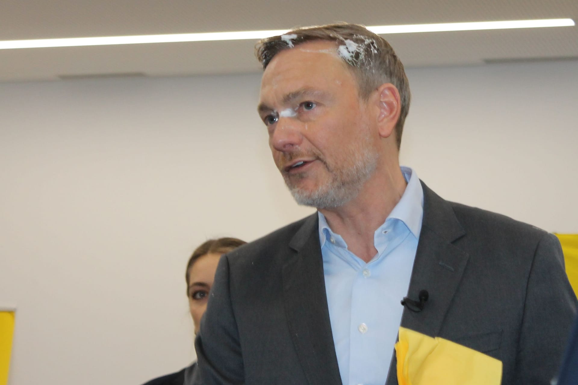 Christian Lindner: Er wurde mit einer Schaumtorte attackiert.