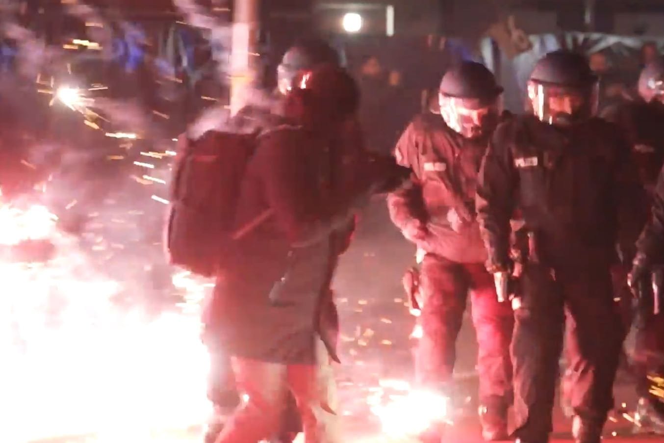 In Neukölln wird mit Pyrotechnik nach Einsatzkräften in der Silvesternacht geworfen.