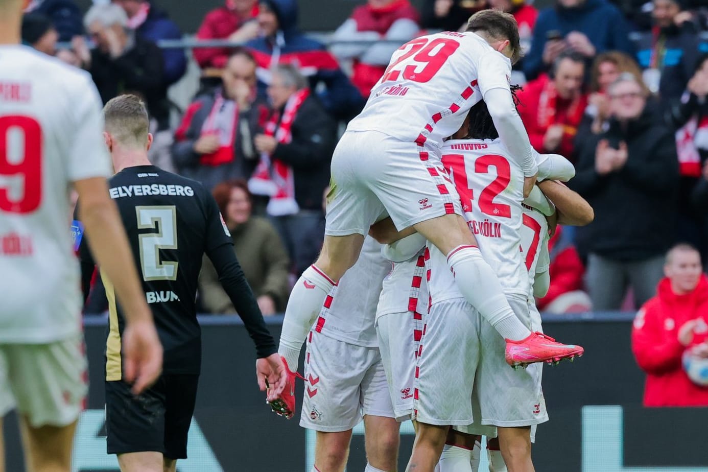 Die Kölner freuen sich mit Dejan Ljubicic (verdeckt) über sein Tor zum 1:0: Der Sieg gegen Elversberg war ein hart erarbeiteter.