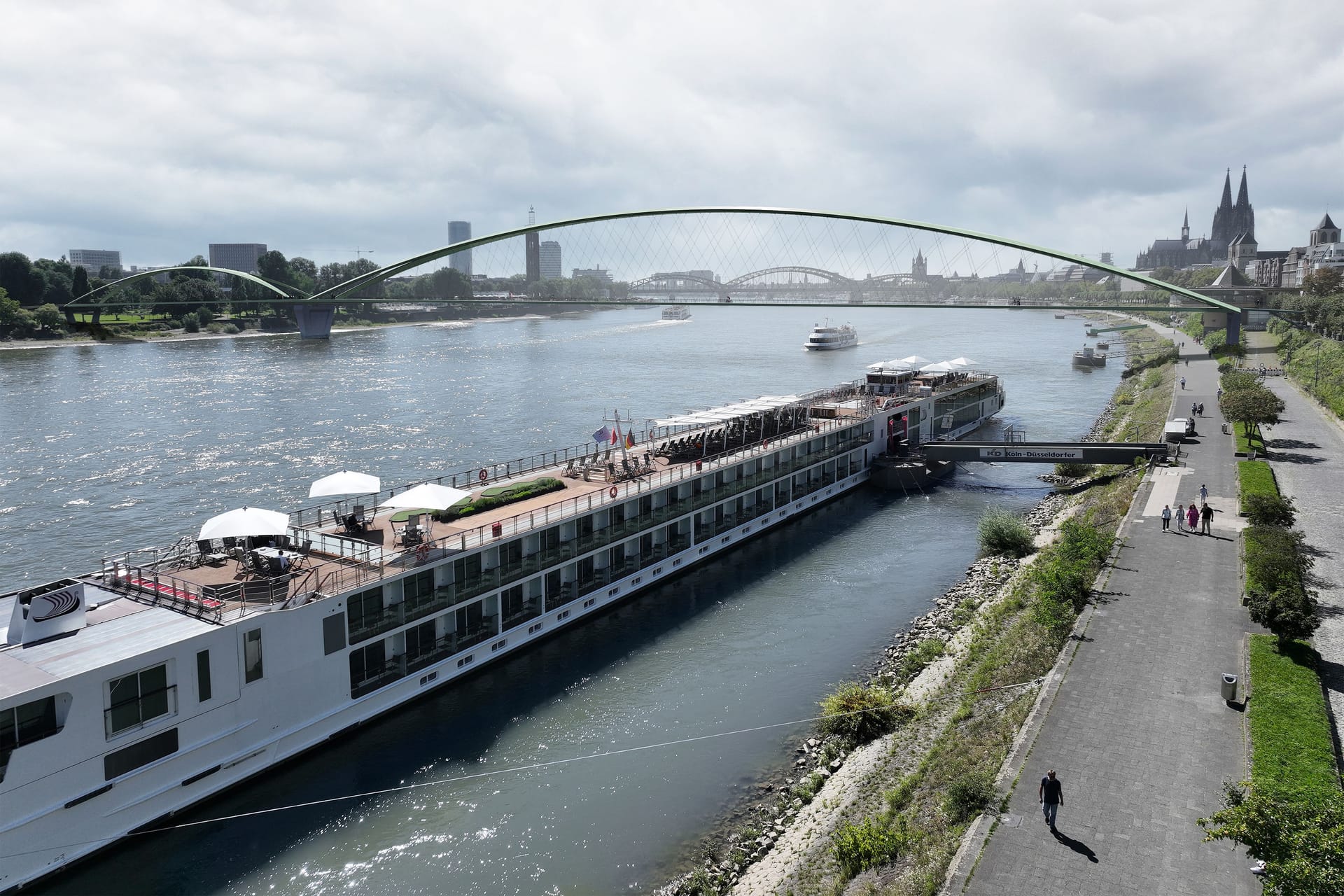 Eine Illustration der neu geplanten Rheinbrücke an der Bastei: Sie soll die Altstadt-Nord und den Rheinpark verbinden.