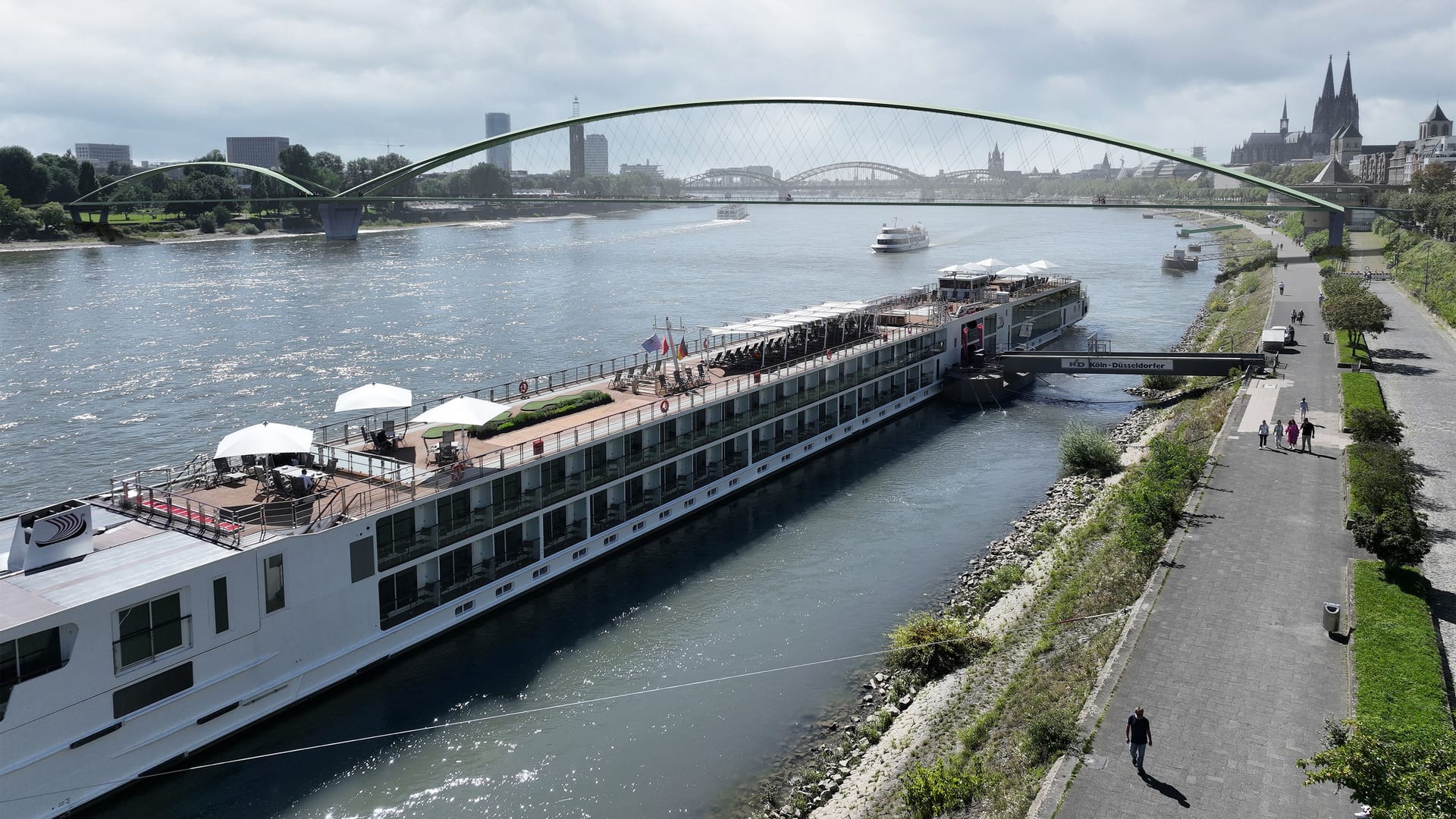 Eine Illustration der neu geplanten Rheinbrücke an der Bastei: Sie soll die Altstadt-Nord und den Rheinpark verbinden.