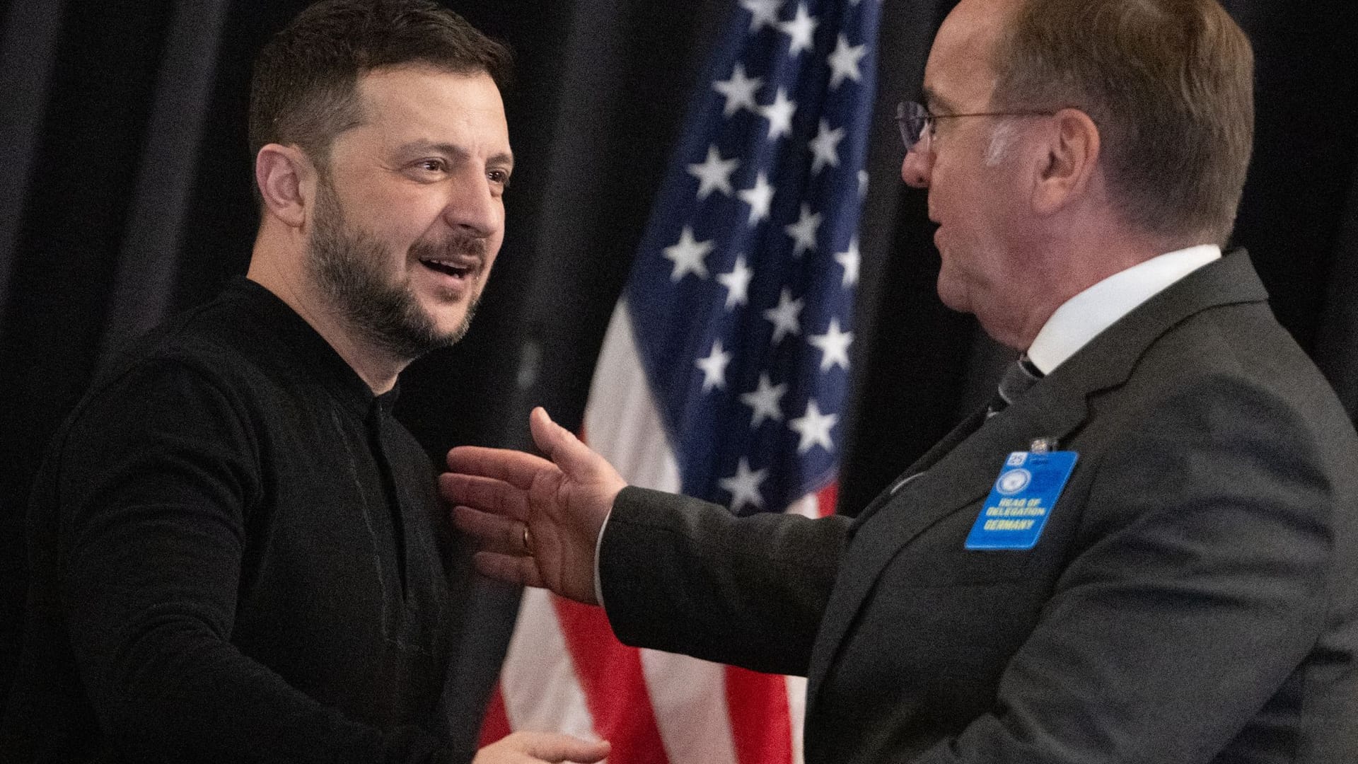 Selenskyj (l.) begrüßt Boris Pistorius (SPD) beim Treffen der Ukraine-Kontaktgruppe auf der US Air Base Ramstein.