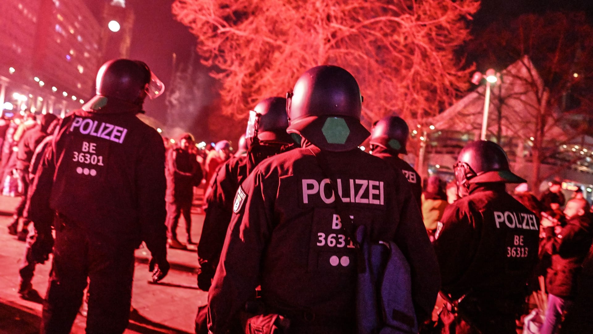 Polizei am Jahreswechsel (Archivbild): Durch Kugelbomben wurde in Berlin in diesem Jahr viel Schaden angerichtet.