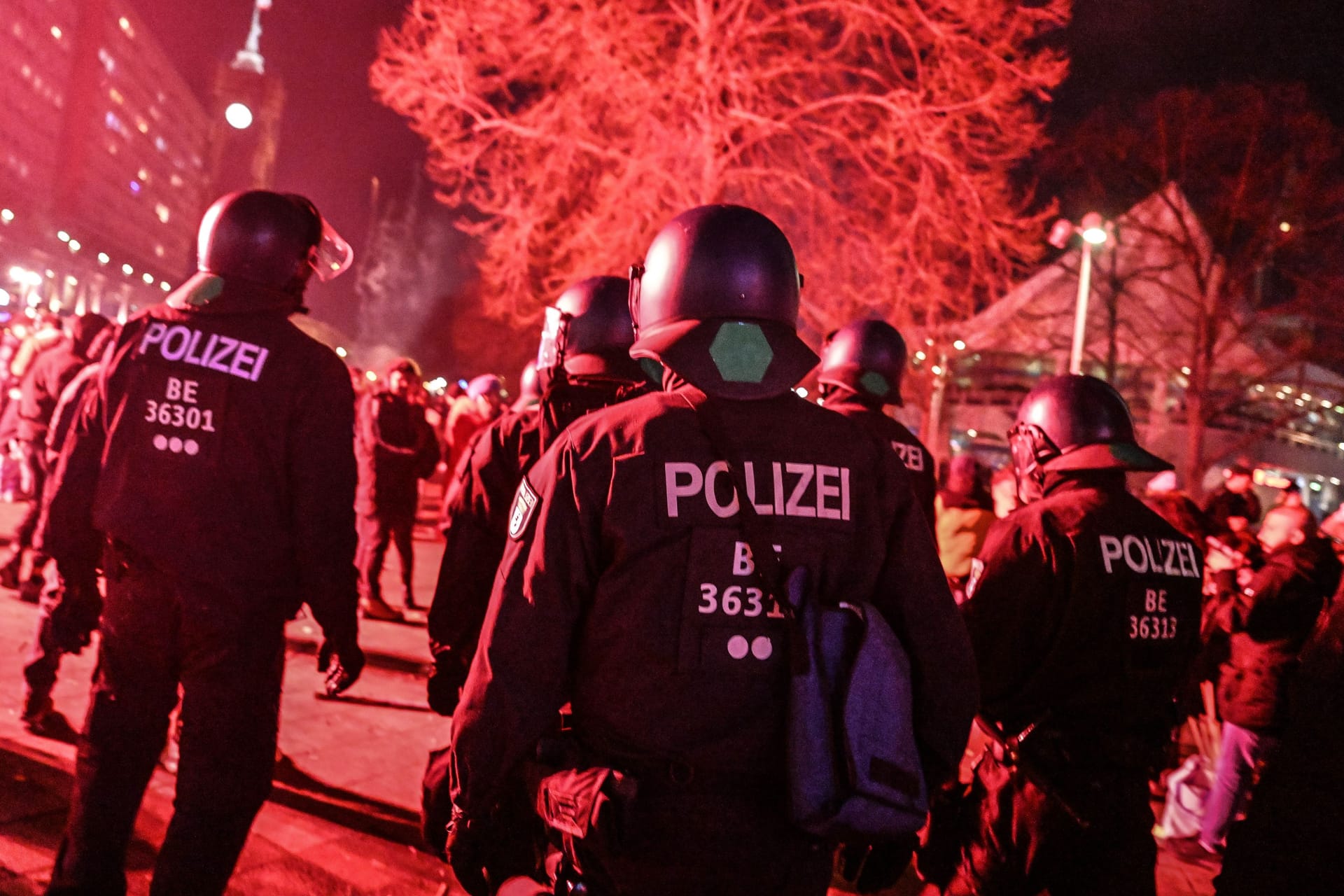 Polizei am Jahreswechsel (Archivbild): Durch Kugelbomben wurde in Berlin in diesem Jahr viel Schaden angerichtet.