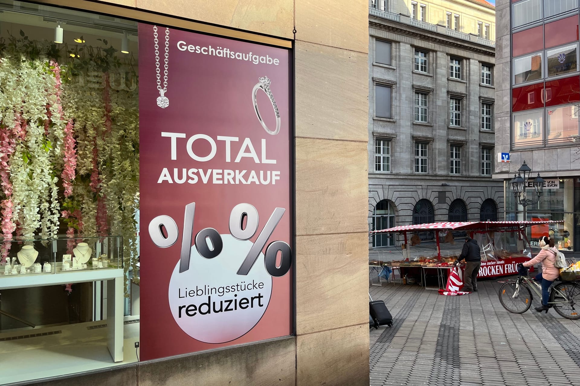 Das Geschäft liegt zentral in der Fußgängerzone: Verschiedene Plakate auf den Fenstern weisen bereits auf die anstehende Schließung hin.