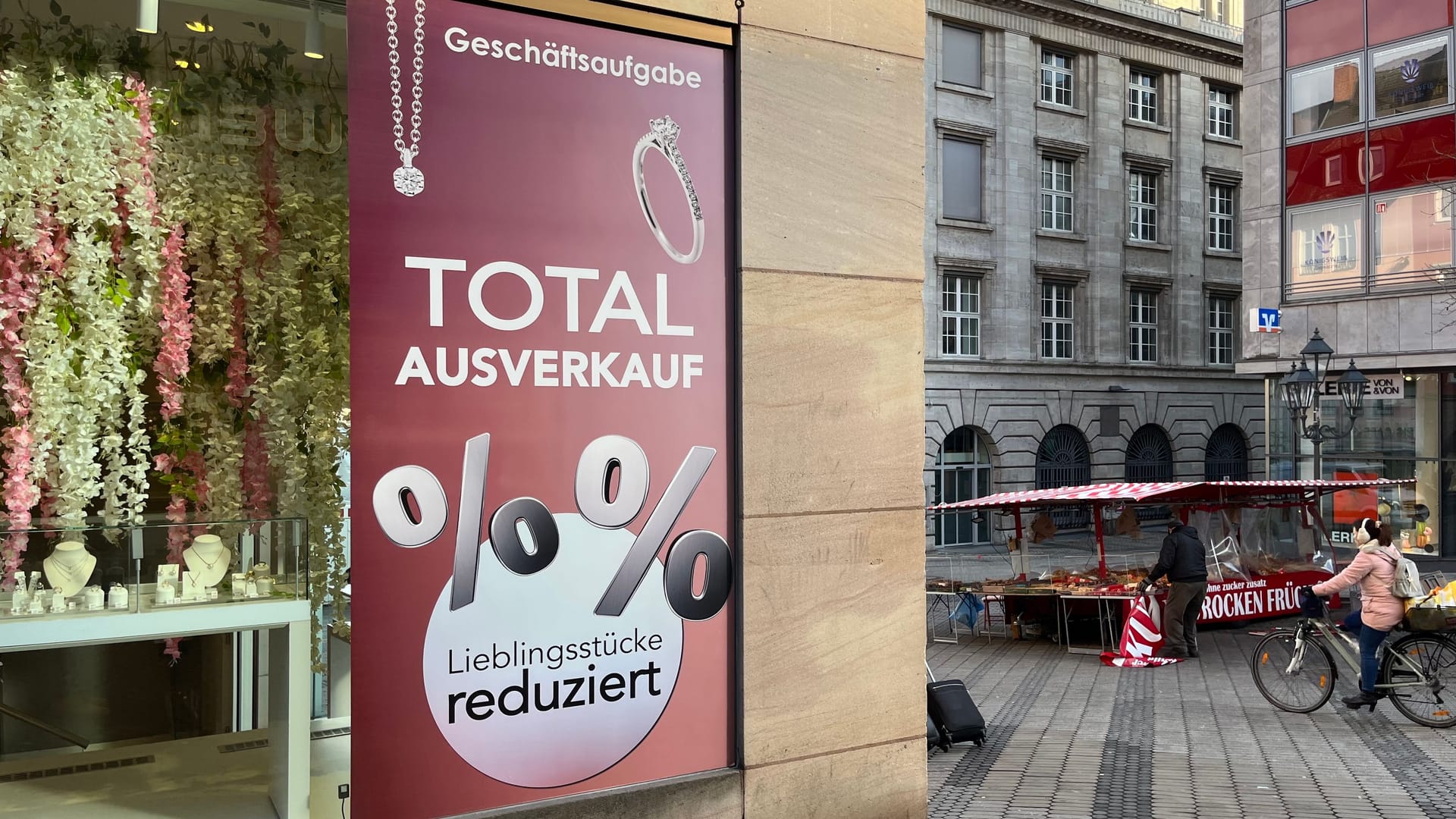 Das Geschäft liegt zentral in der Fußgängerzone: Verschiedene Plakate auf den Fenstern weisen bereits auf die anstehende Schließung hin.