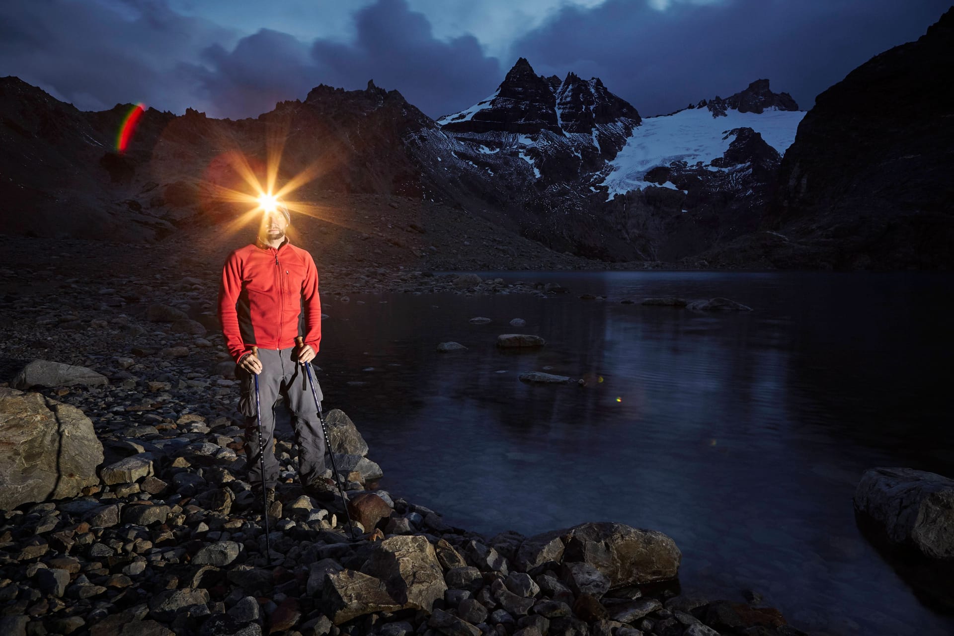 Perfekt ausgerüstet: Ein Wanderer hat im Dämmerlicht seine Stirnlampe angeschaltet.