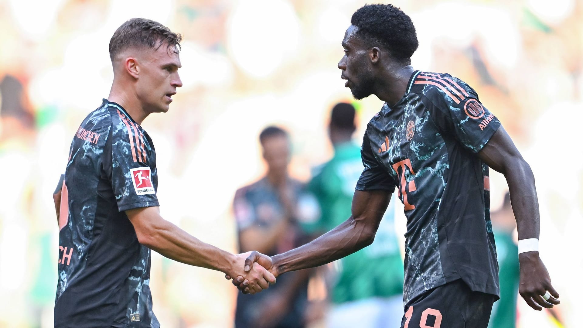 Alphonso Davies (r.) neben Joshua Kimmich: Mit beiden Spielern will der FC Bayern verlängern.