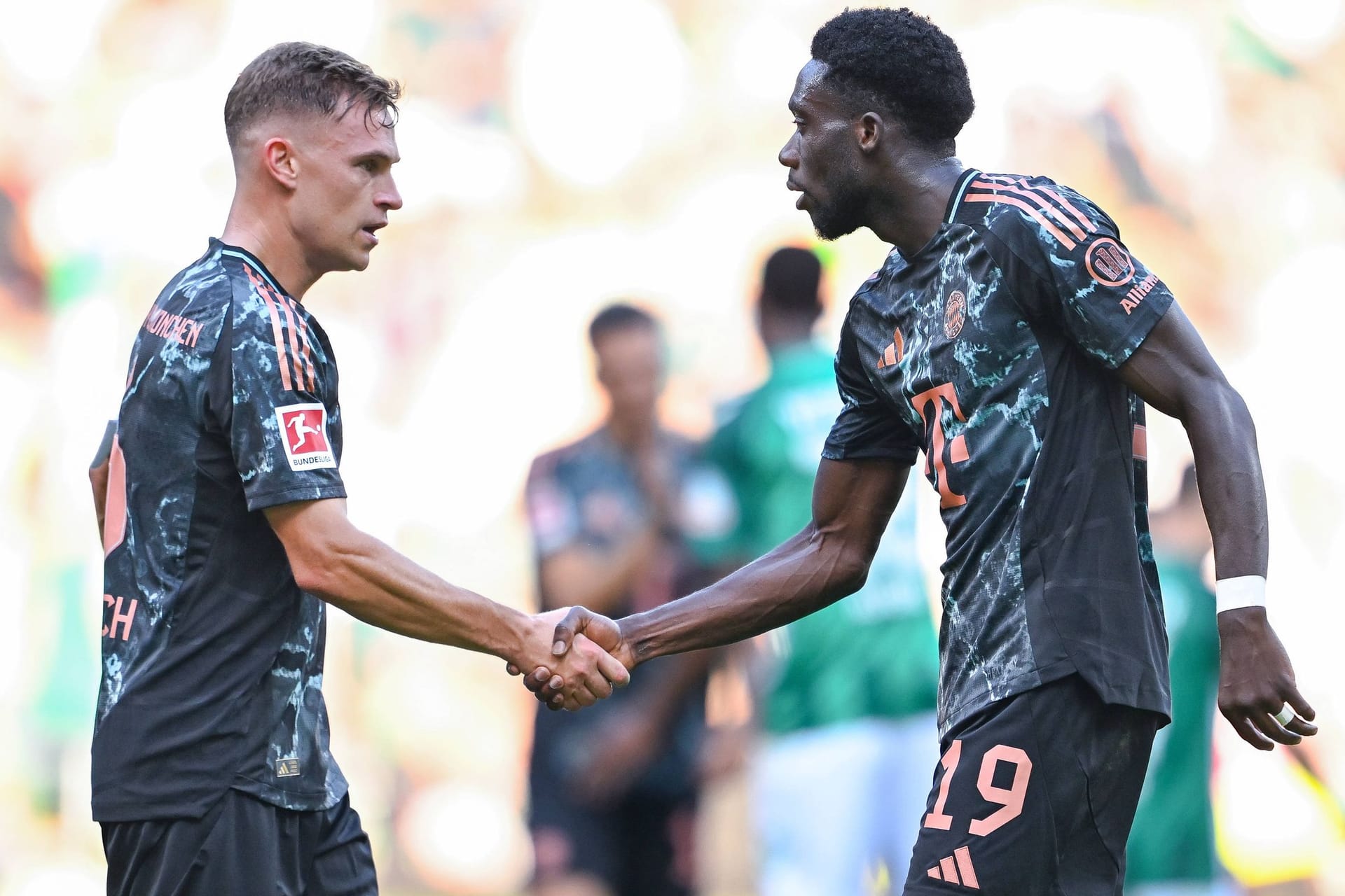 Alphonso Davies (r.) neben Joshua Kimmich: Mit beiden Spielern will der FC Bayern verlängern.