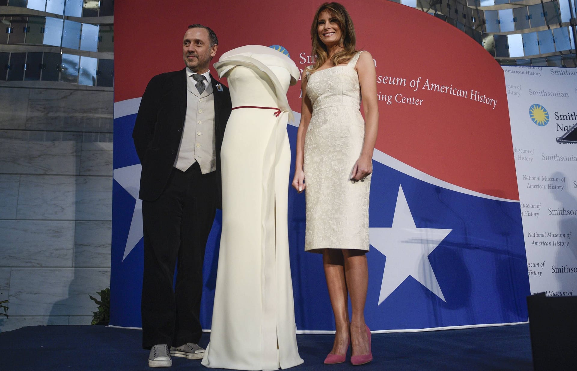 Melania Trump und ihr Designer Herve Pierre präsentieren das weiße Inauguration-Kleid im National Museum of American History.