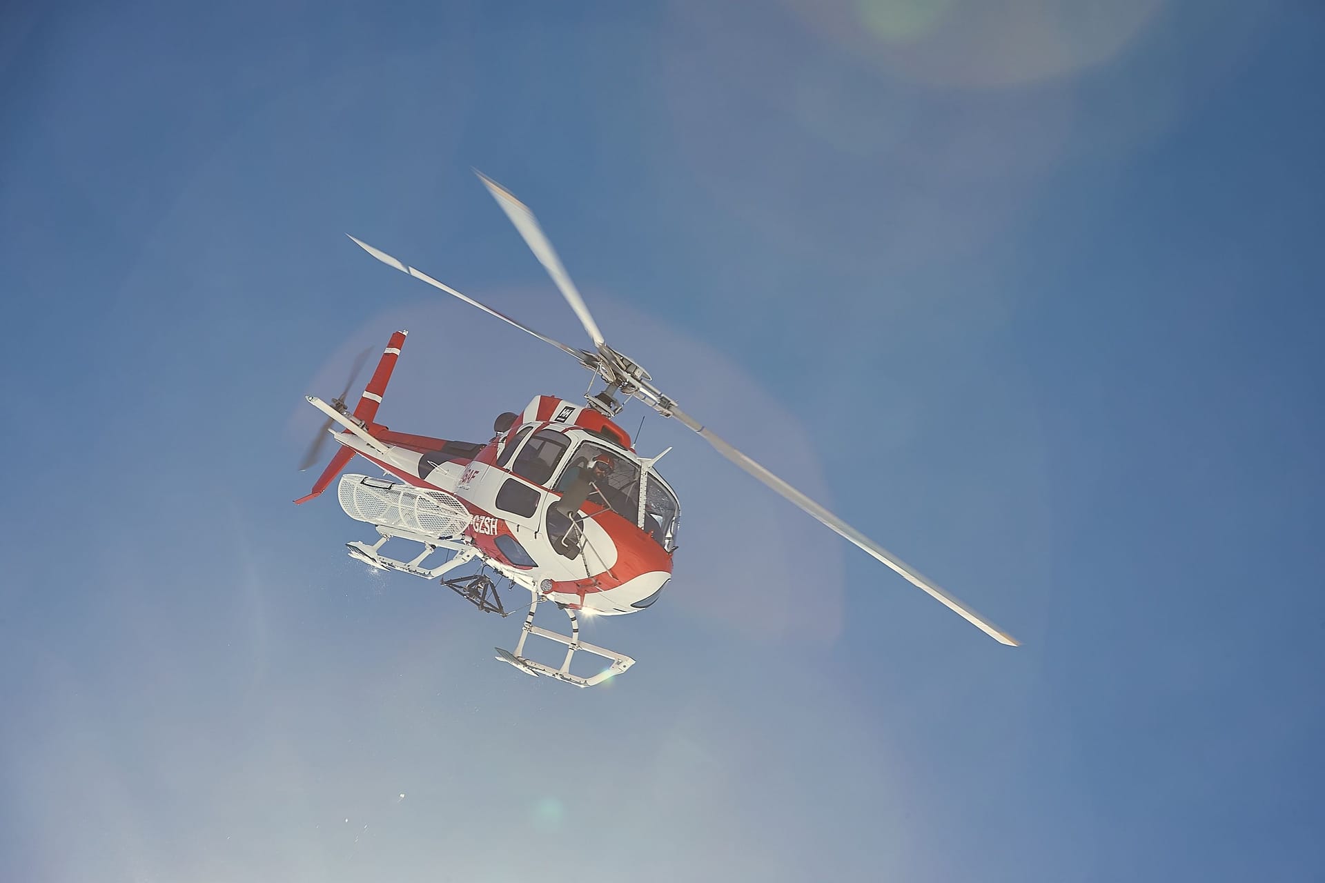 Rettungshubschrauber in Frankreich (Archivbild): In den französischen Alpen hat es eine Serie von Lawinenunglücken gegeben.