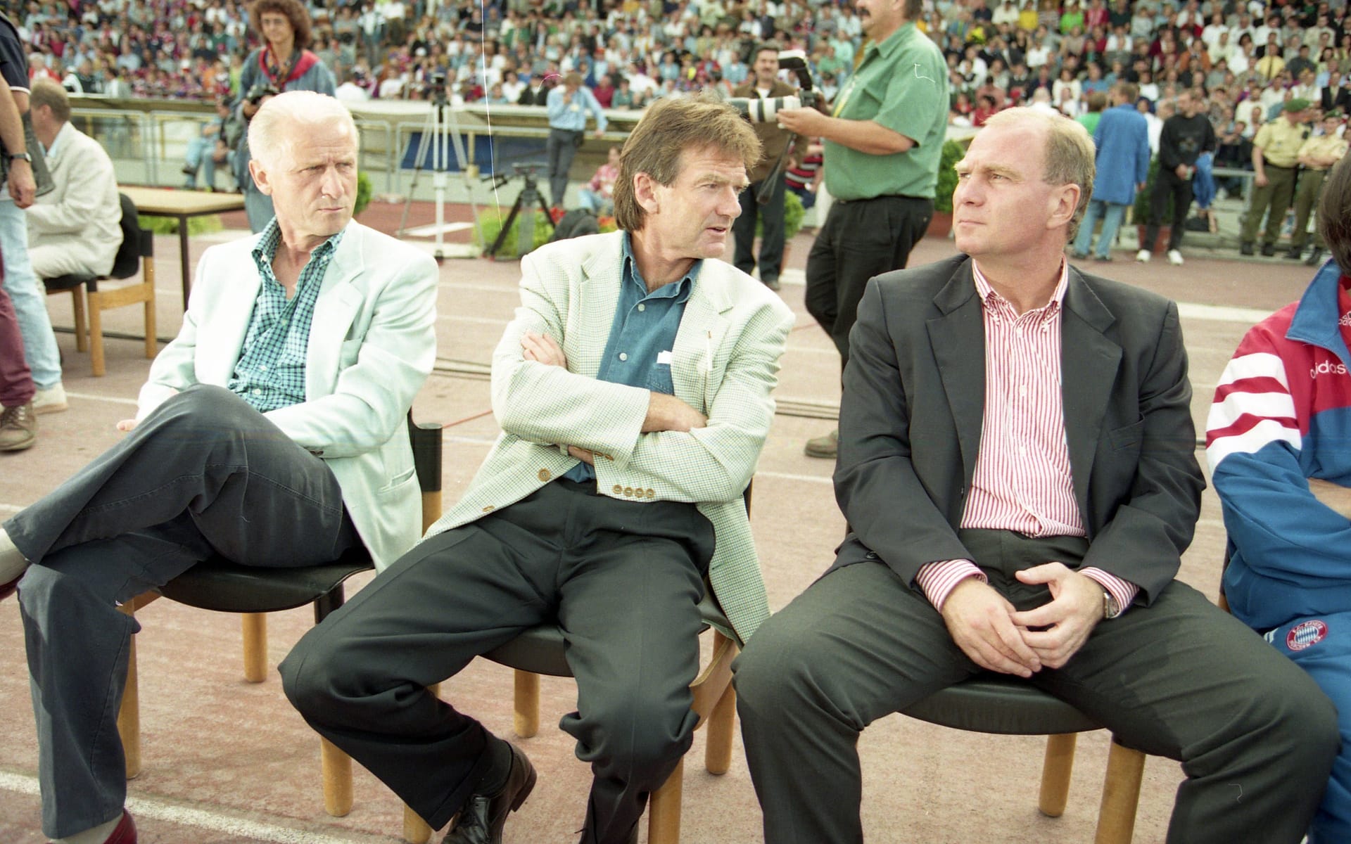 Trainer Giovanni Trapattoni, Co-Trainer Egon Coordes und Manager Uli Hoeneß (v. l. n. r.): Sie mussten sich auch mit Themen abseits des Sportes auseinandersetzen.