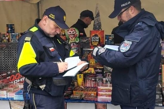 Beamte der Polizei Szczecin: Vor Silvester wurden Verkaufsstände für pyrotechnische Produkte kontrolliert.