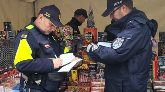 Beamte der Polizei Szczecin: Vor Silvester wurden Verkaufsstände für pyrotechnische Produkte kontrolliert.