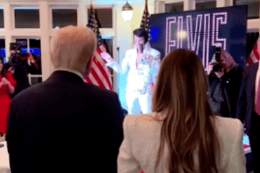 Donald und Melania Trump schauen bei der Perfomance eines Elvis-Doubles zu.