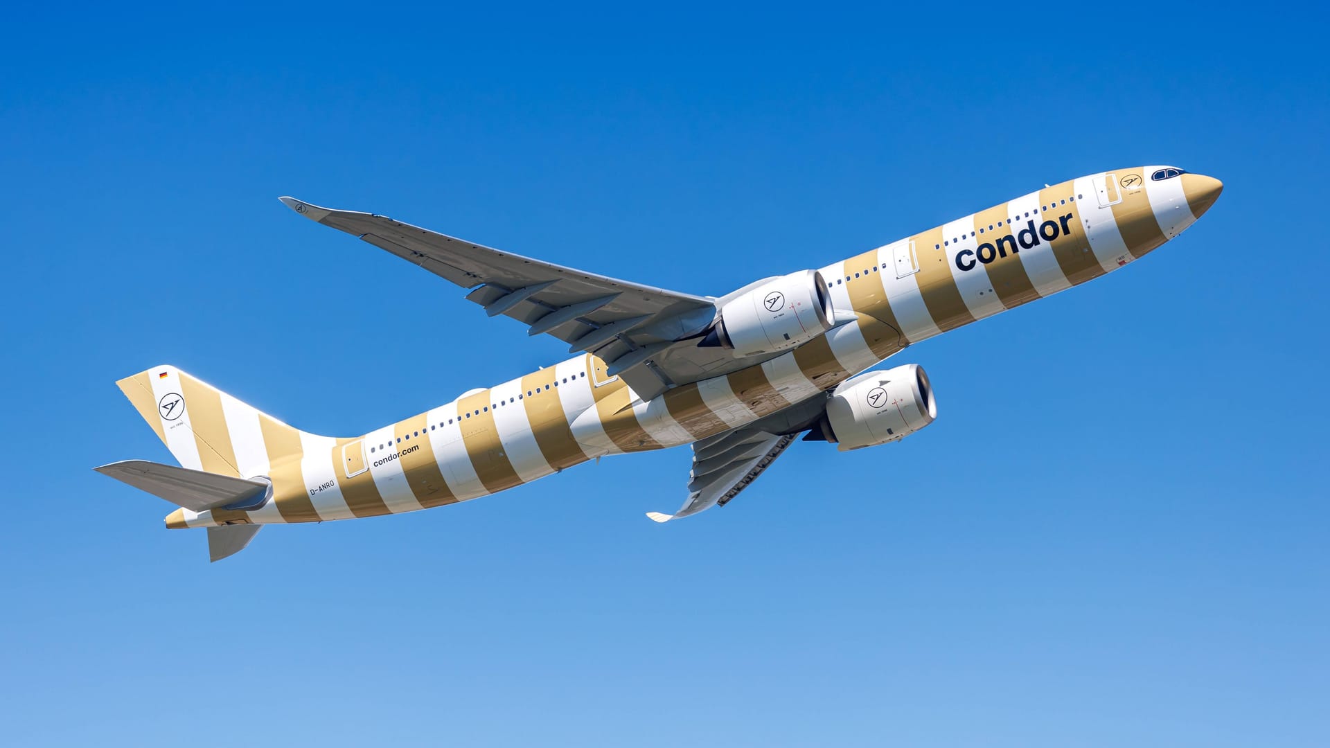 Ein Airbus der Fluggesellschaft Condor (Symbolfoto): Für 306 Passagiere ging es zwei Tage lang in Mombasa nicht weiter.