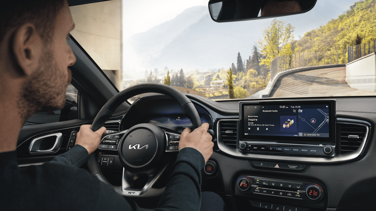 Im Innenraum steht ein 10,25-Zoll-Display mit Kia-Kartennavigation zur Verfügung.