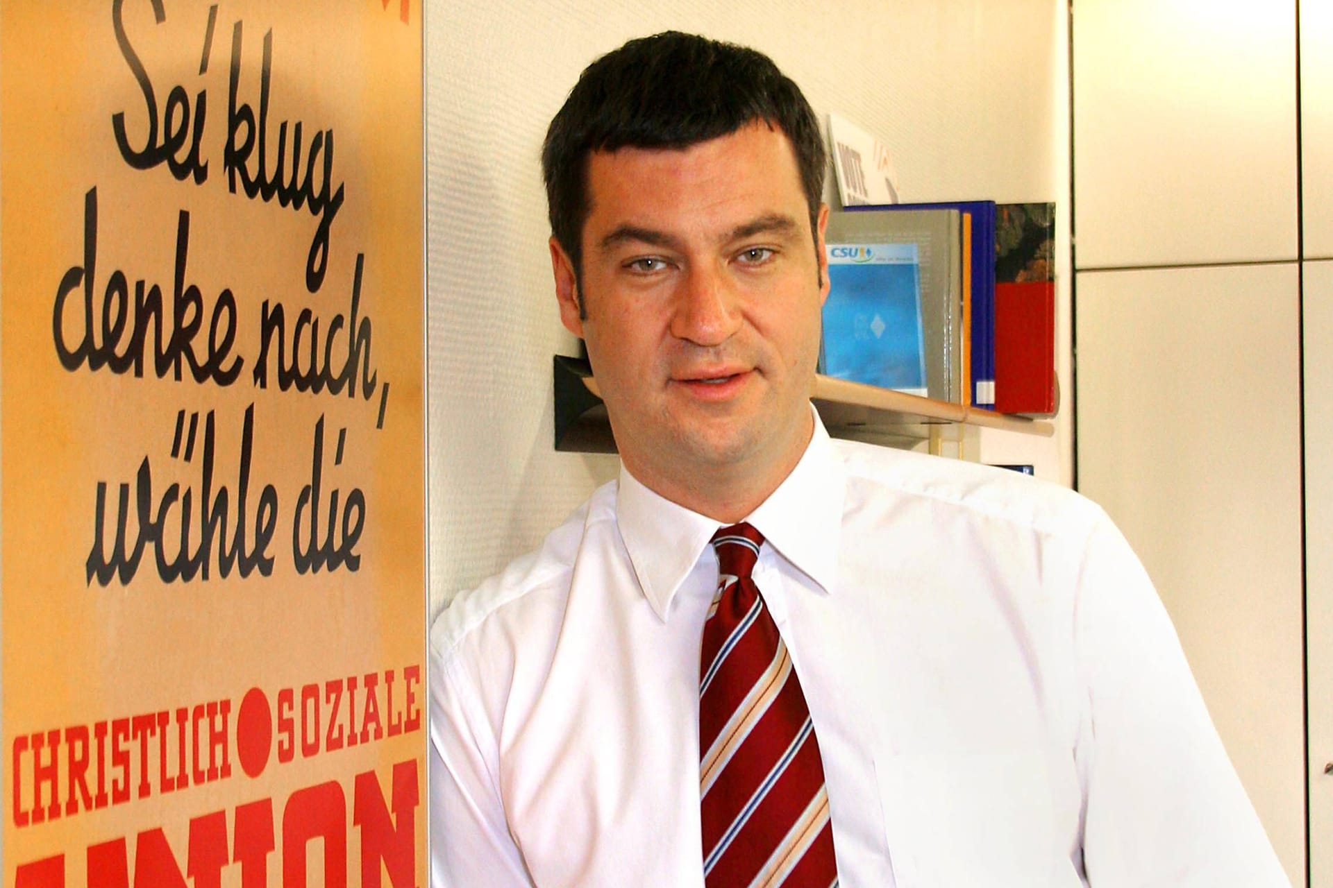 2005: "Lässig" posiert Markus Söder vor einem CSU-Wahlplakat. Zu diesem Zeitpunkt ist der damals 38-Jährige Generalsekretär der Partei.