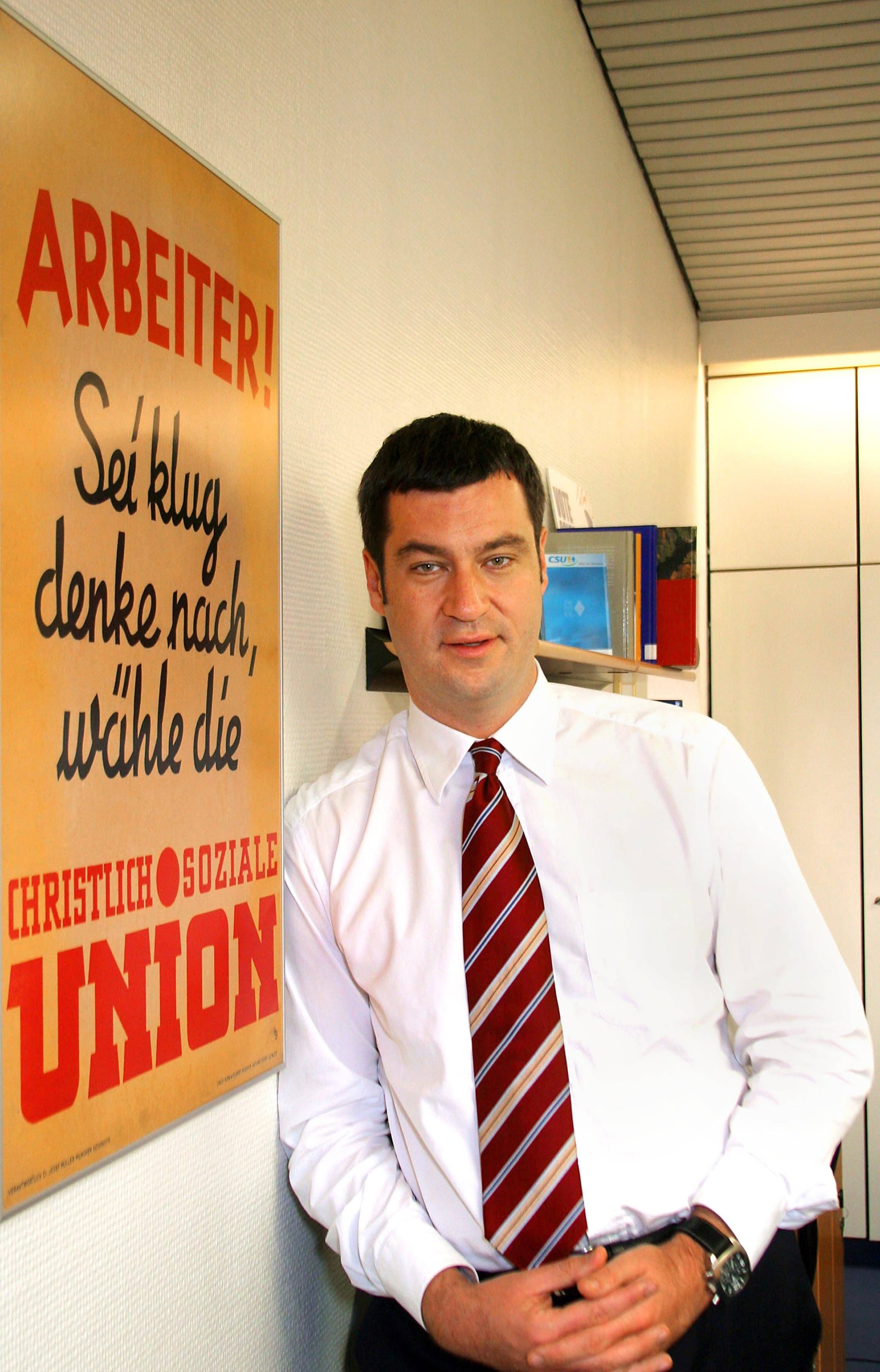 2005: "Lässig" posiert Markus Söder vor einem CSU-Wahlplakat. Zu diesem Zeitpunkt ist der damals 38-Jährige Generalsekretär der Partei.