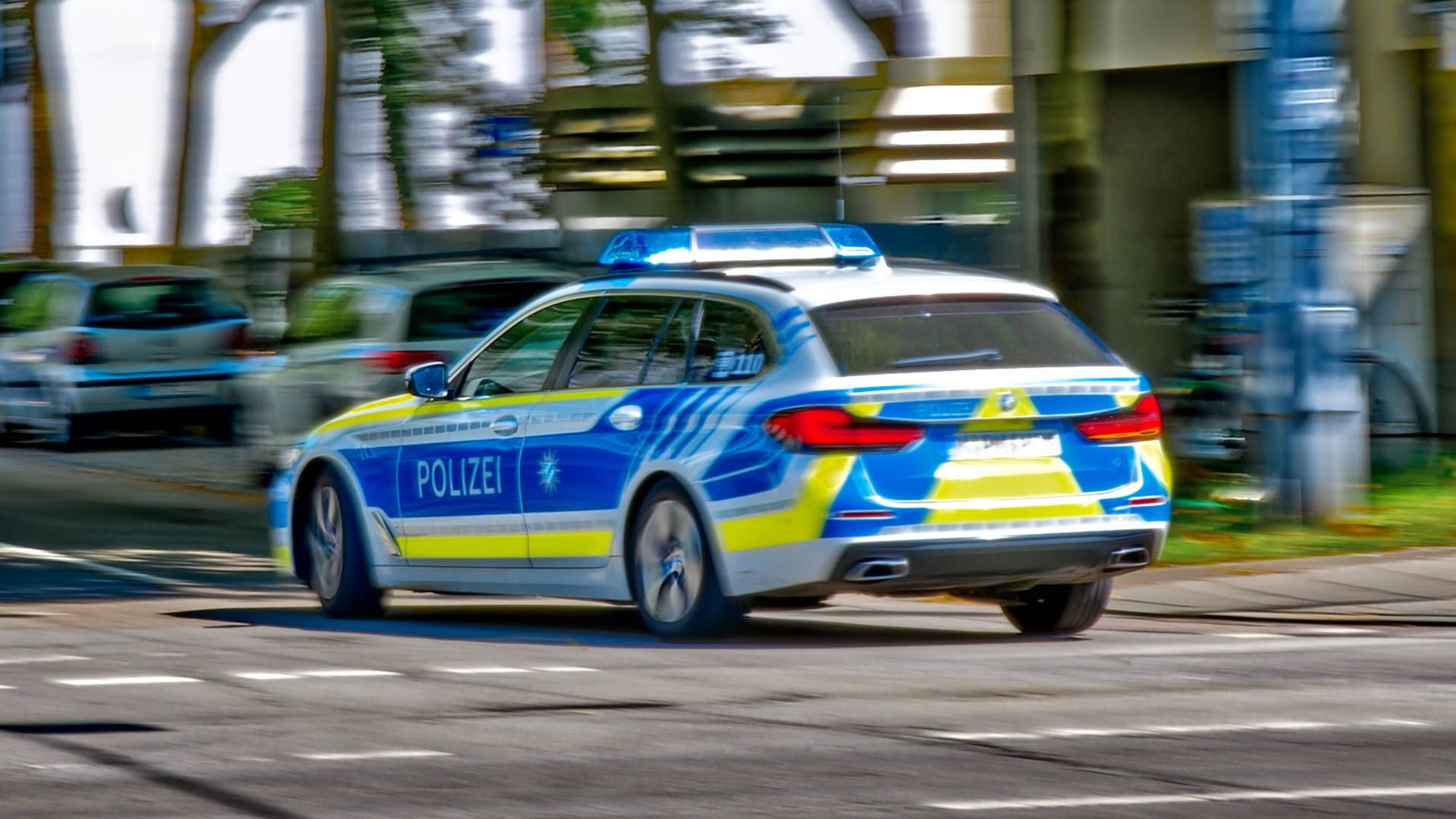 Ein Streifenwagen auf Einsatzfahrt in München (Archivbild): Wie es zu dem Unfall kommen konnte, ist noch unklar.