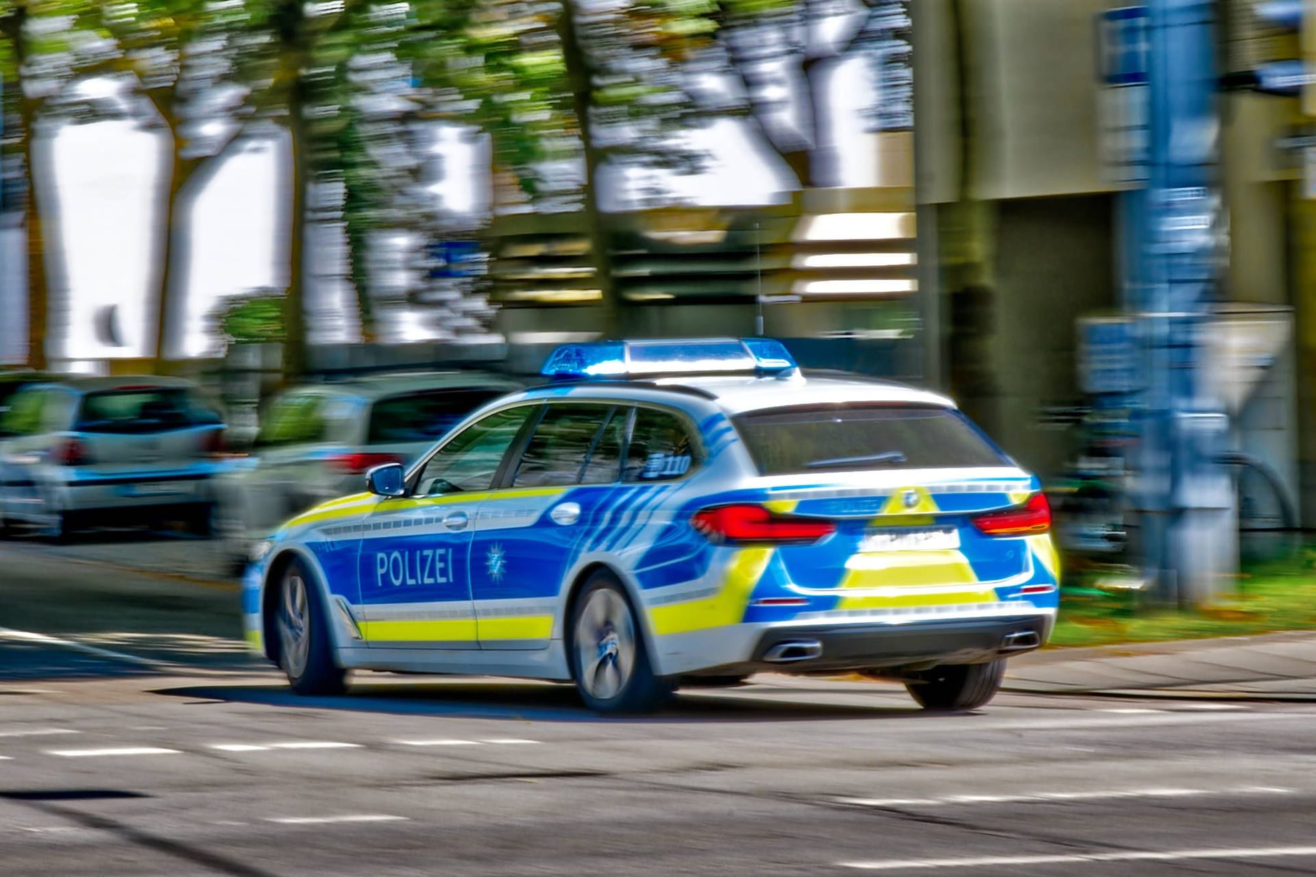 Ein Streifenwagen auf Einsatzfahrt in München (Archivbild): Wie es zu dem Unfall kommen konnte, ist noch unklar.