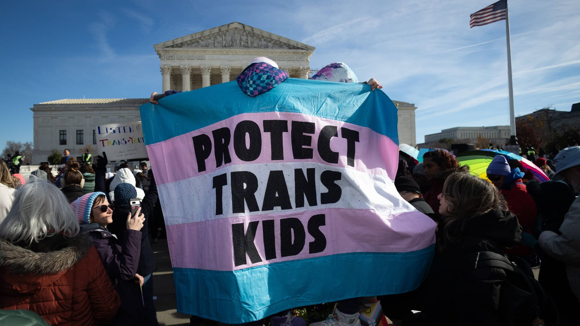 Eine Demonstration für die Rechte von trans Menschen vor dem höchsten Gericht der USA, dem Supreme Court in Washington.